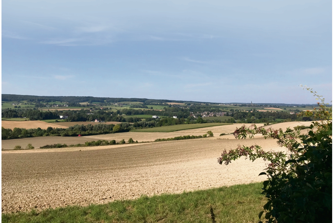 Wandelen op de oude berg vol kalk en Duits beton