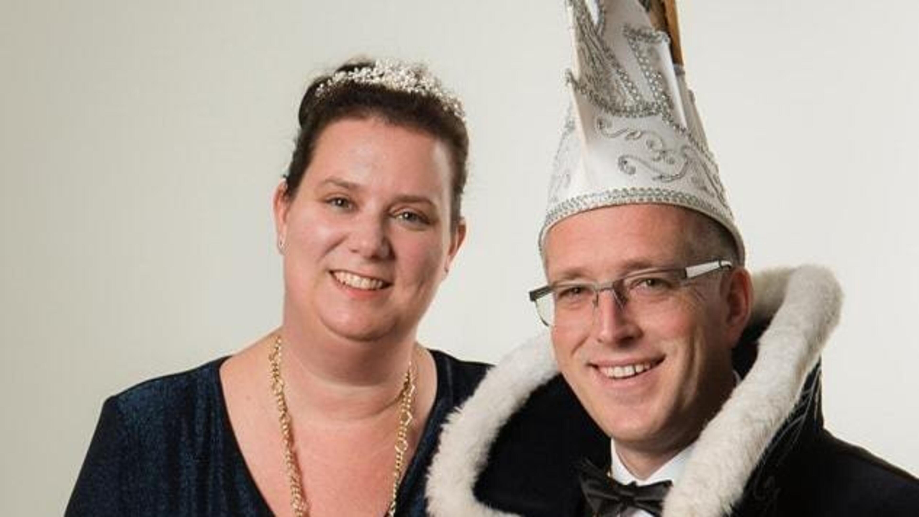 Prins Roel I en prinses Christel gaan de Bôkkeriejers in Sint Joost voor