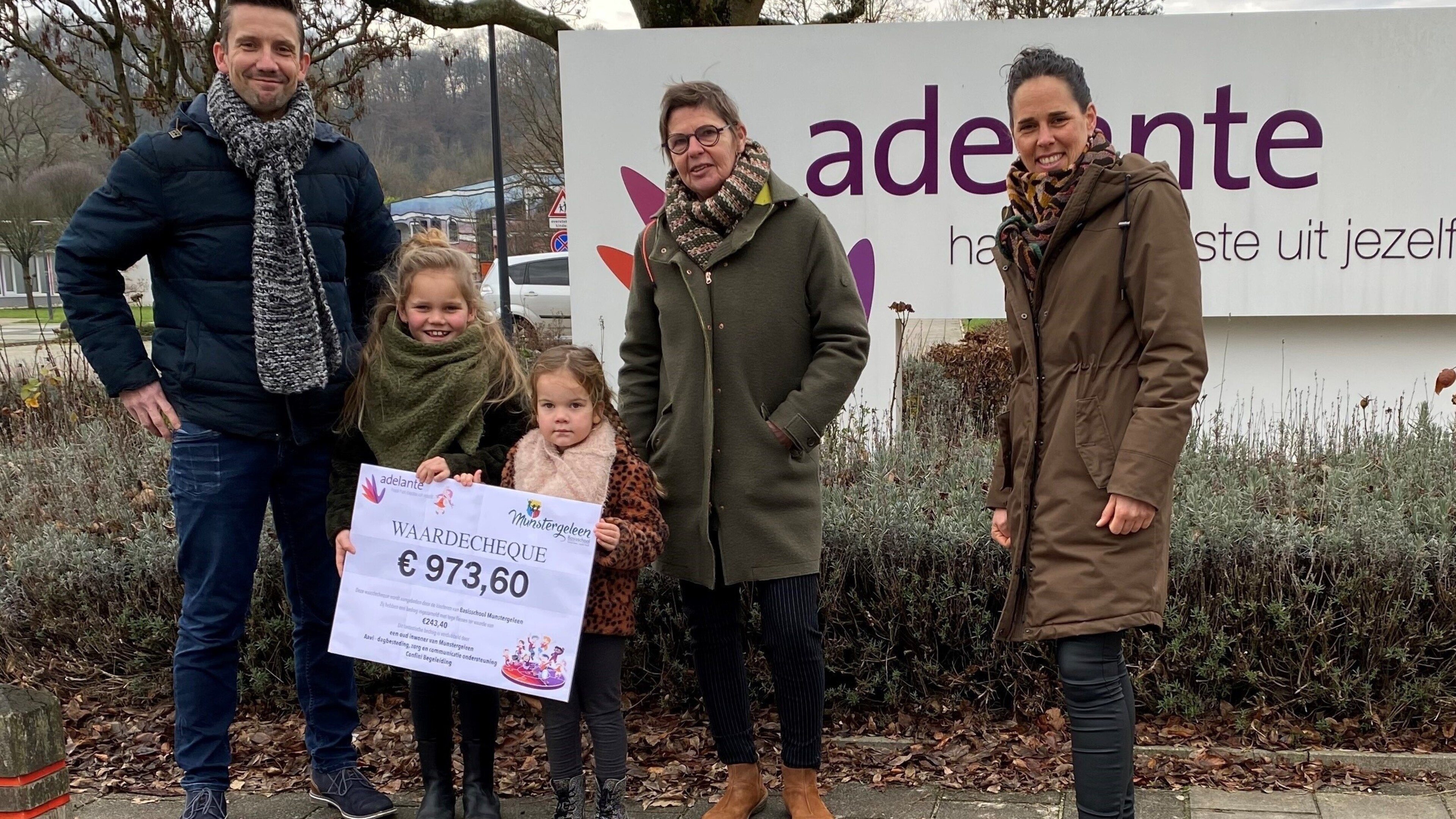 Flessenactie Basisschool Munstergeleen voor zwaargetroffen Adelante Kind & Jeugd in Valkenburg lever
