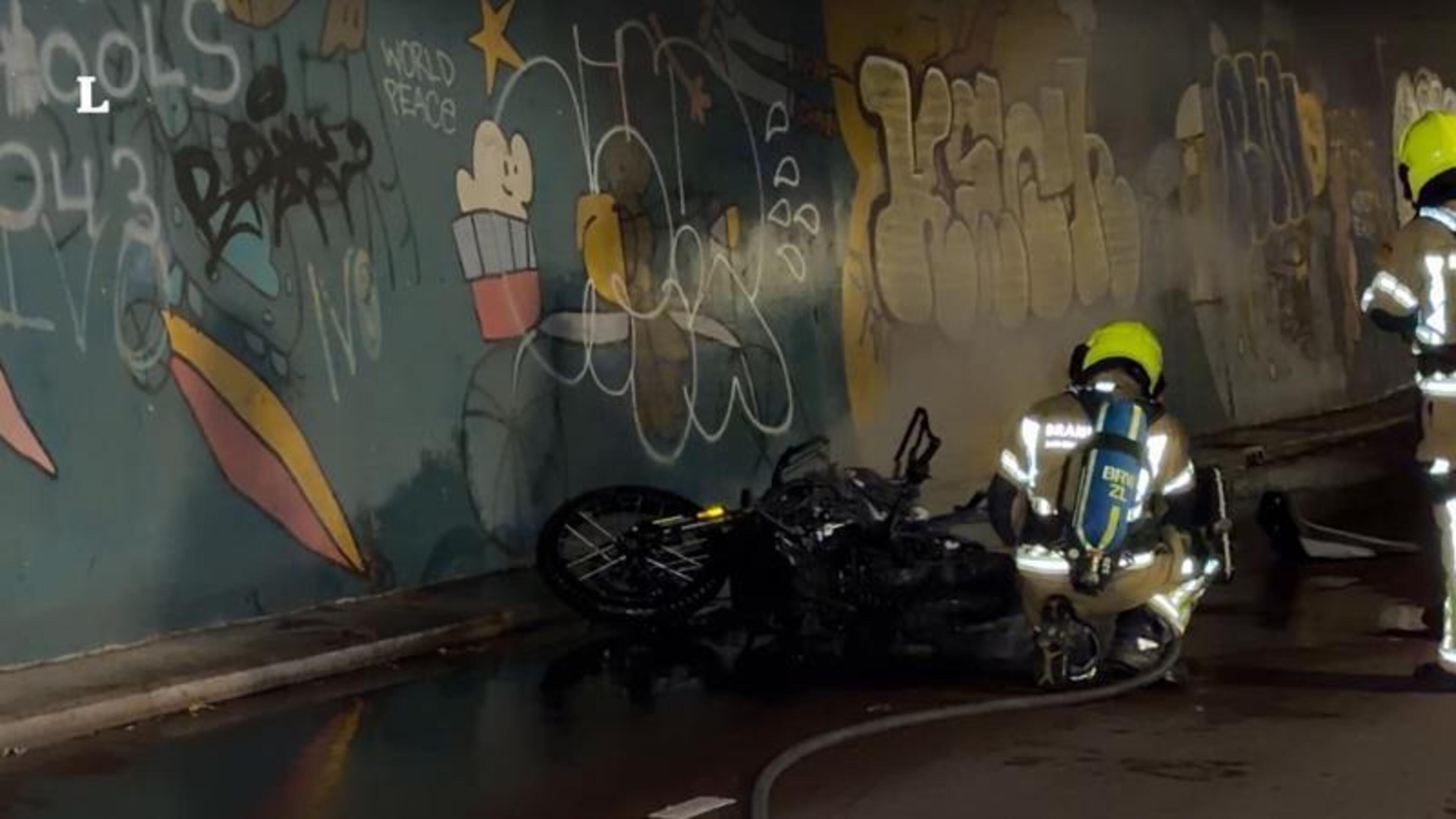 Motor brandt uit in fietstunnel in Maastricht