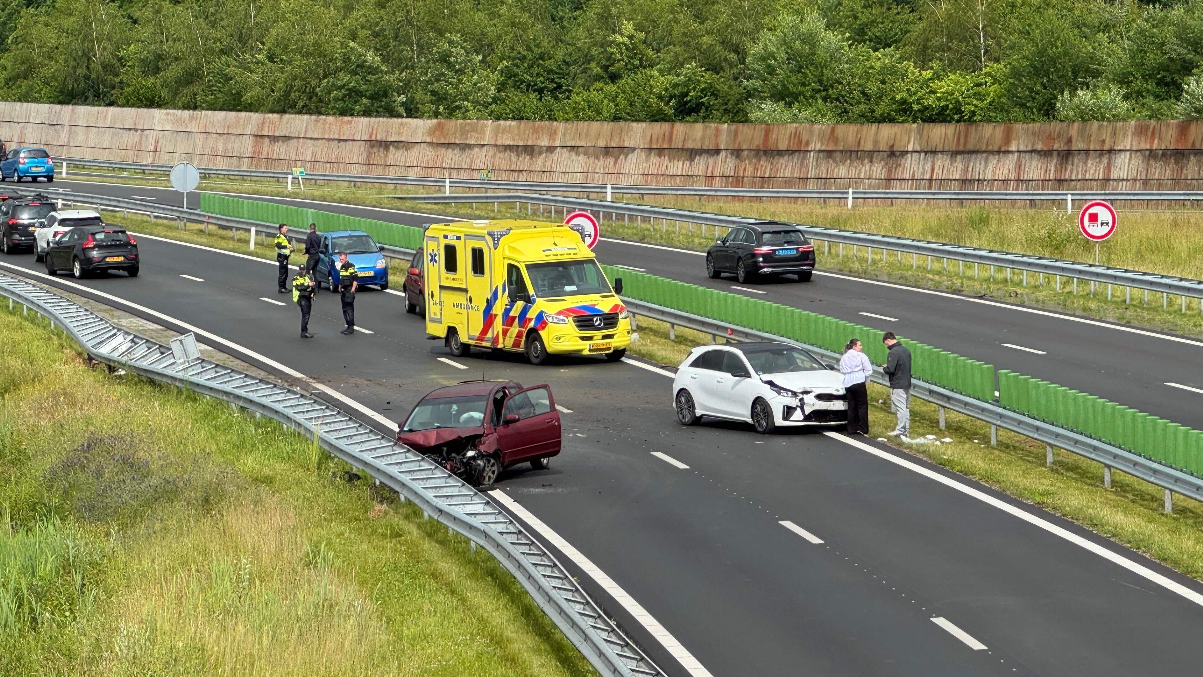 Persoon gewond bij ongeval op de Buitenring Parkstad in Hoensbroek, weg afgesloten voor verkeer
