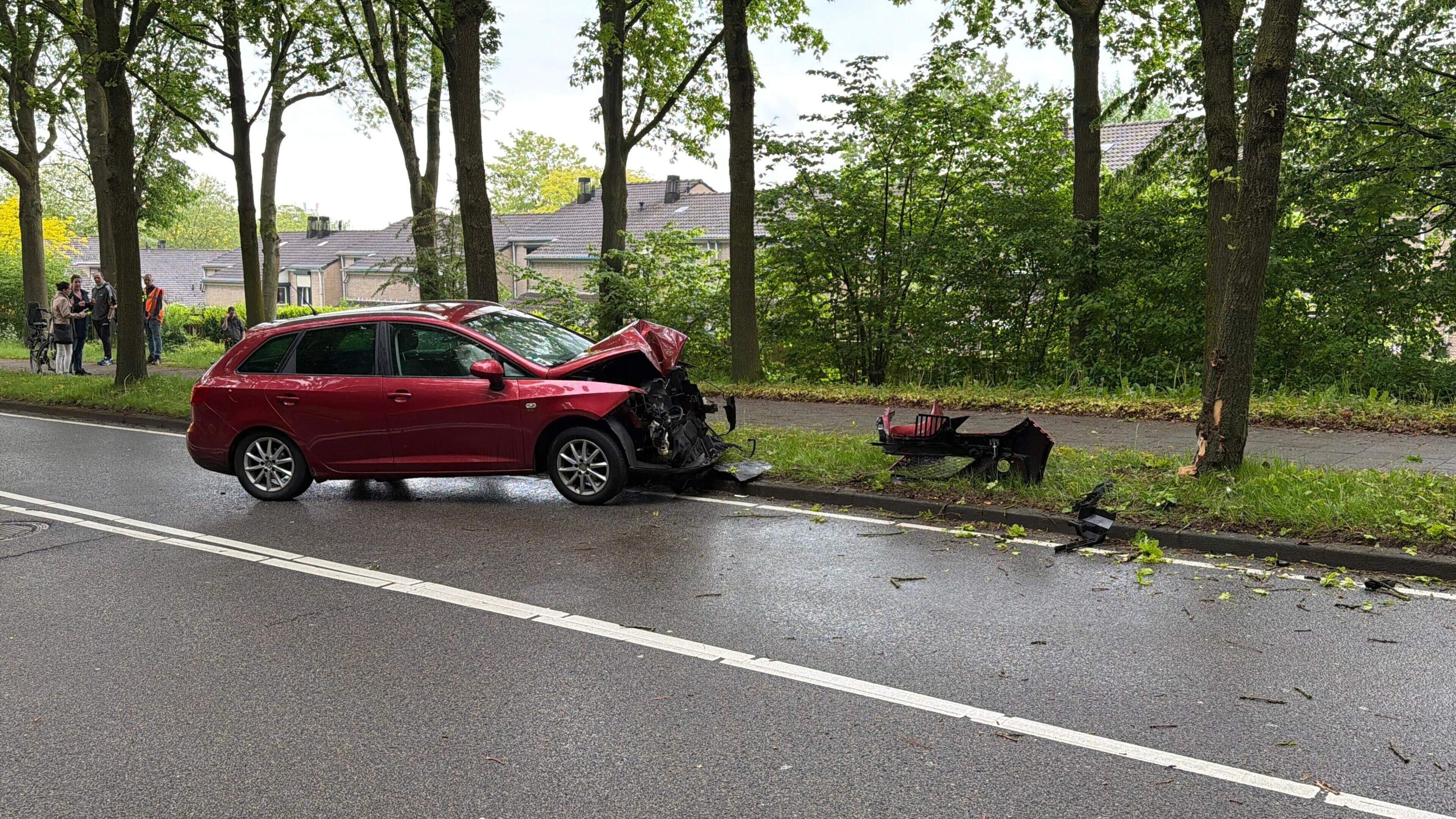 Auto botst frontaal tegen boom in Heerlen