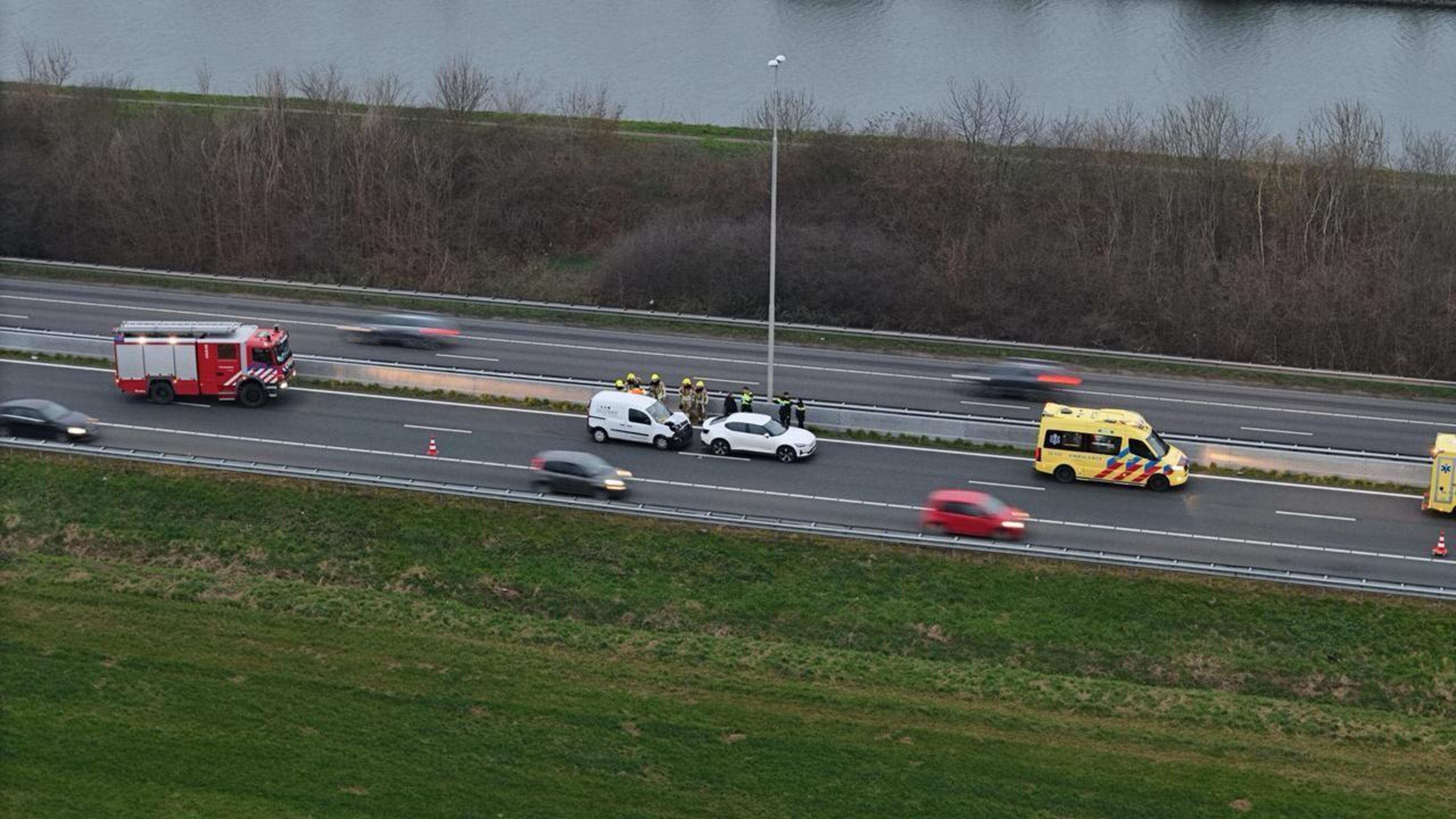 Vertraging op A2 bij Roosteren vanwege ongeval met drie voertuigen: weg weer vrij