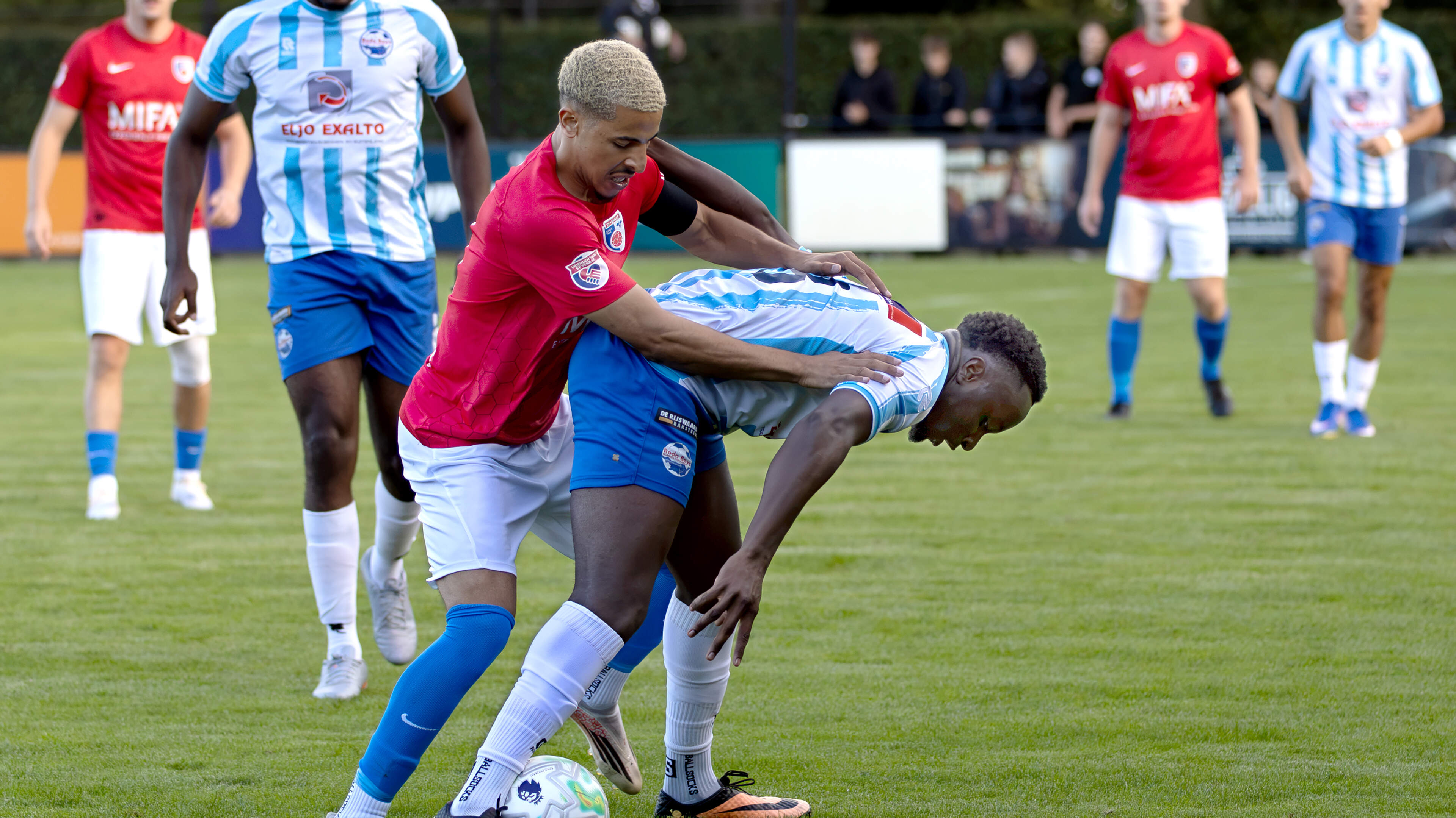 Promovendus veegt de vloer aan met SV Venray en trakteert ploeg op oorwassing van jewelste