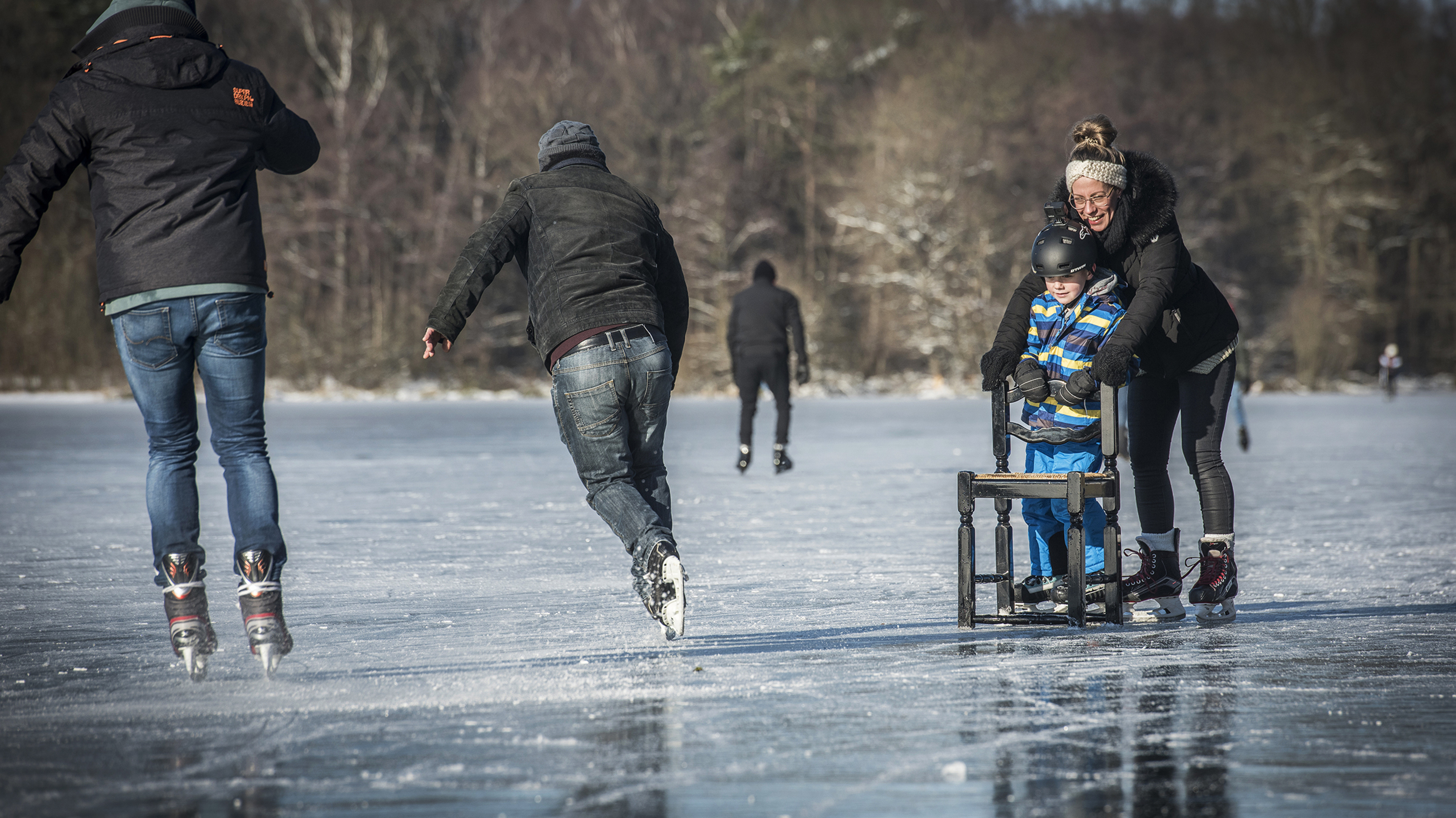Idyllisch tussen de overhangende bomen of gezellig bij festival Zwart Water: de schaatsliefhebber is