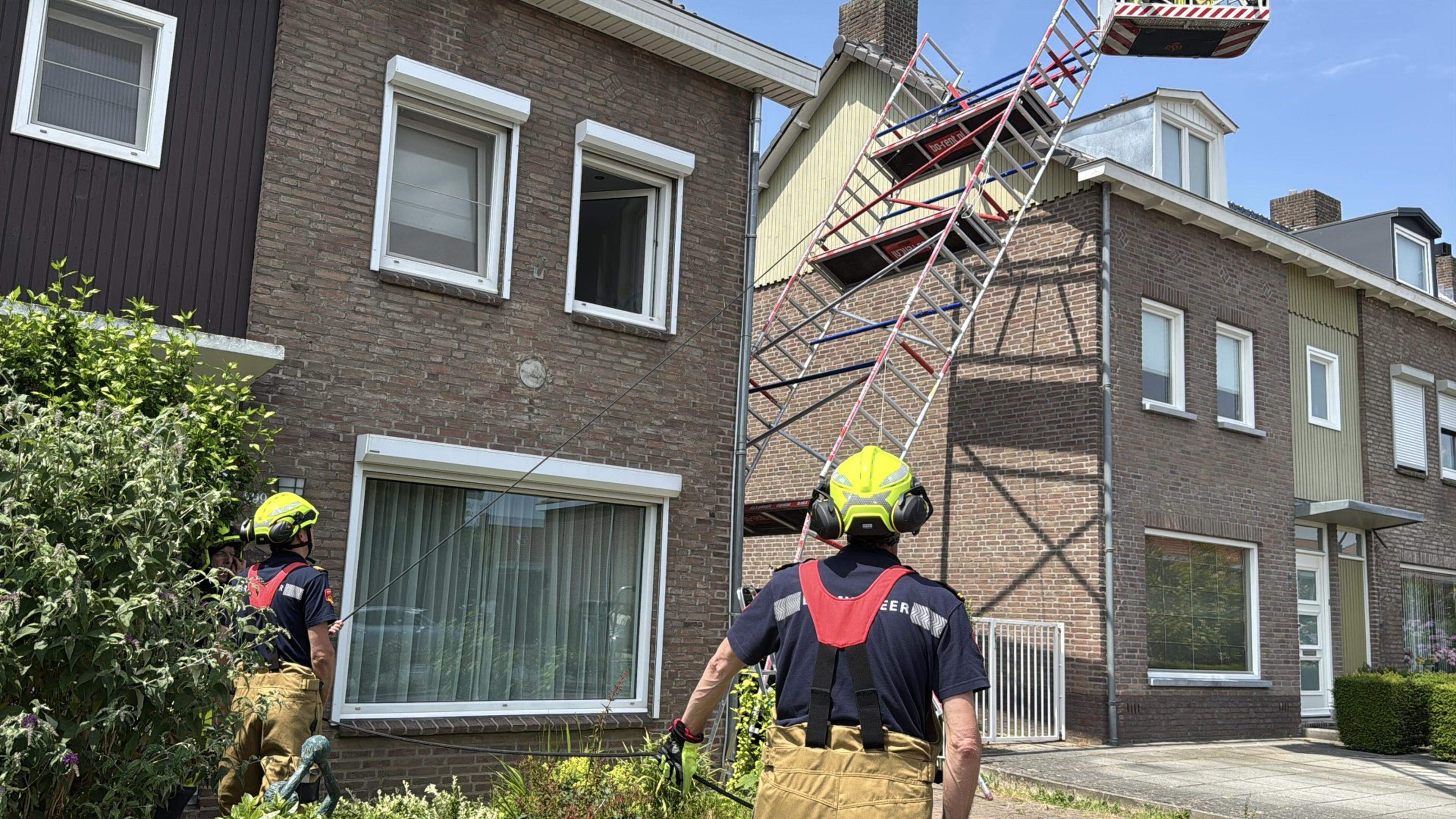 Steiger valt om tegen woning in Maastricht, brandweer schiet te hulp
