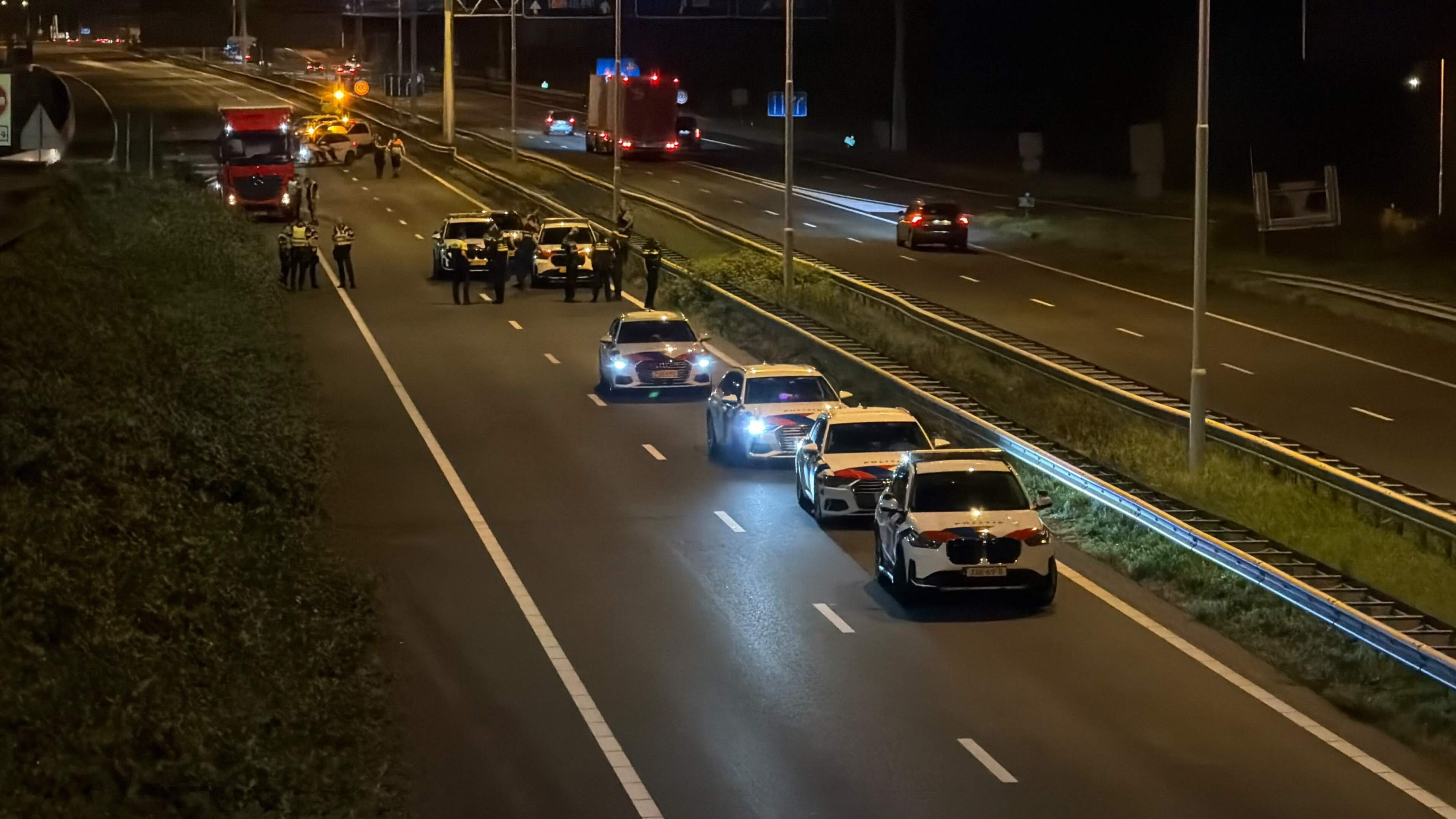 Politieachtervolging eindigt op A2 bij Maastricht, snelweg afgesloten