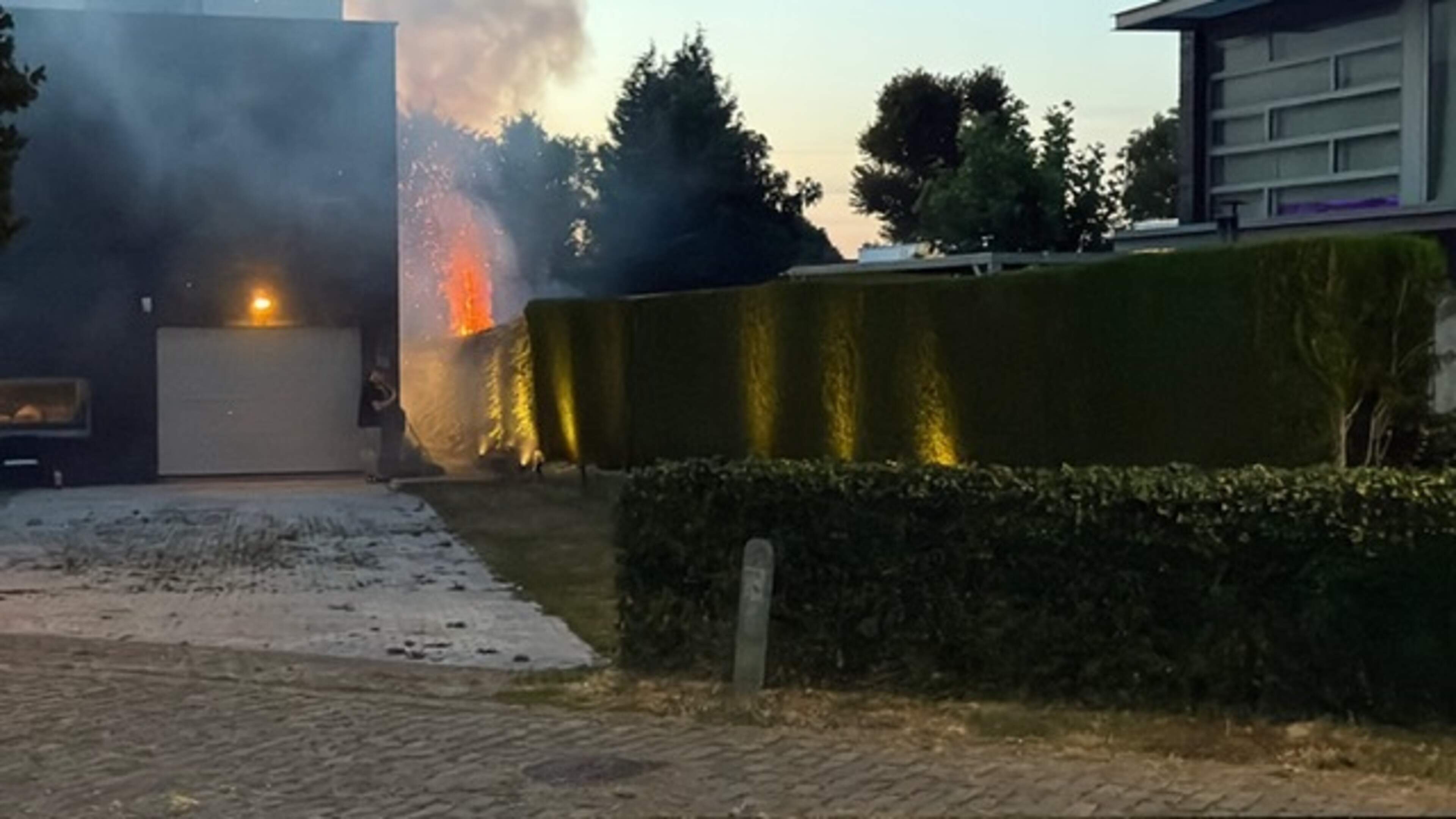 Heg vat vlam tijdens verbranden onkruid in Maastricht