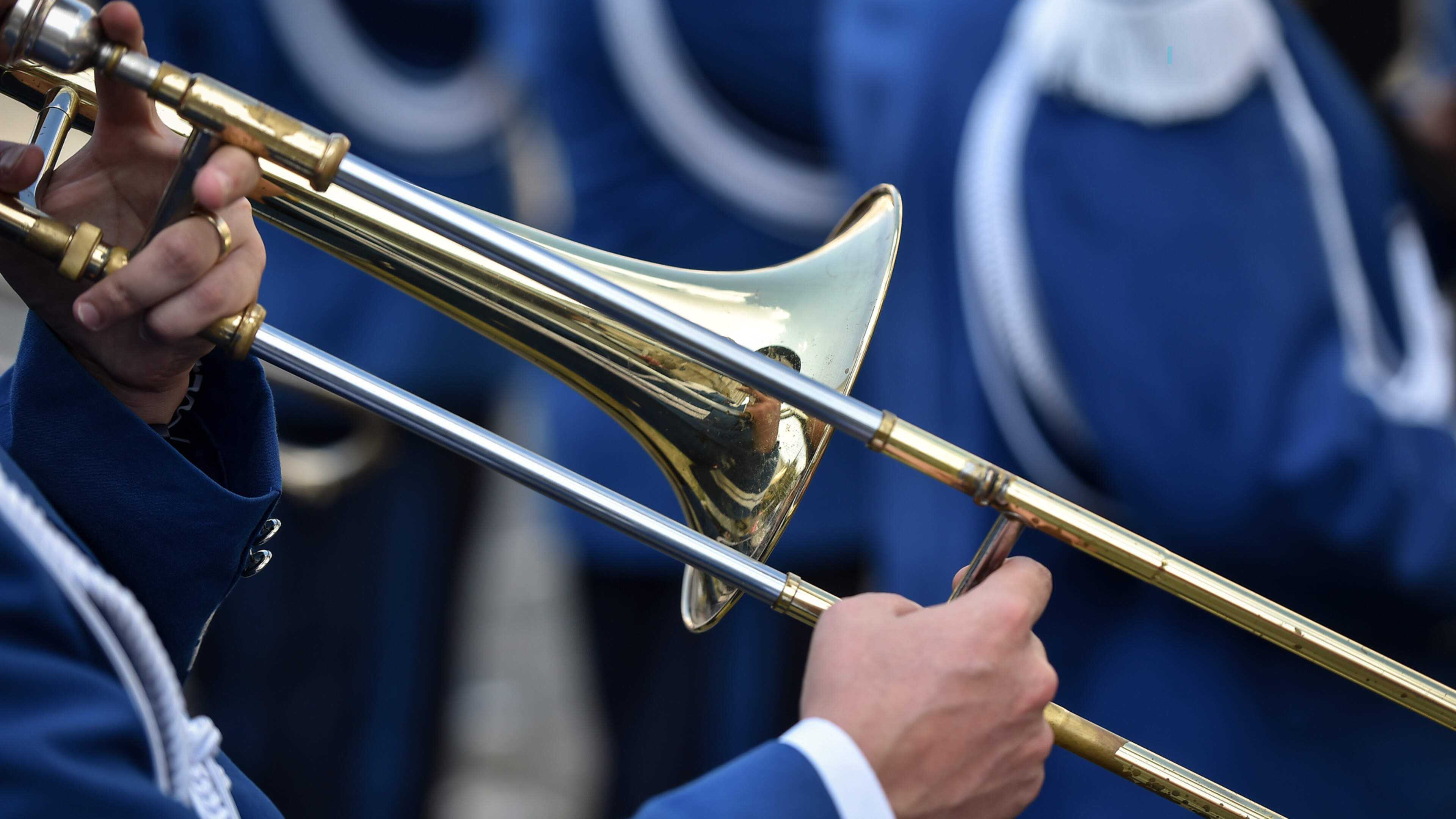 Eerste editie van muziekfestival Amikejo op Drielandenpunt in Vaals gaat vanwege het weer plots hele