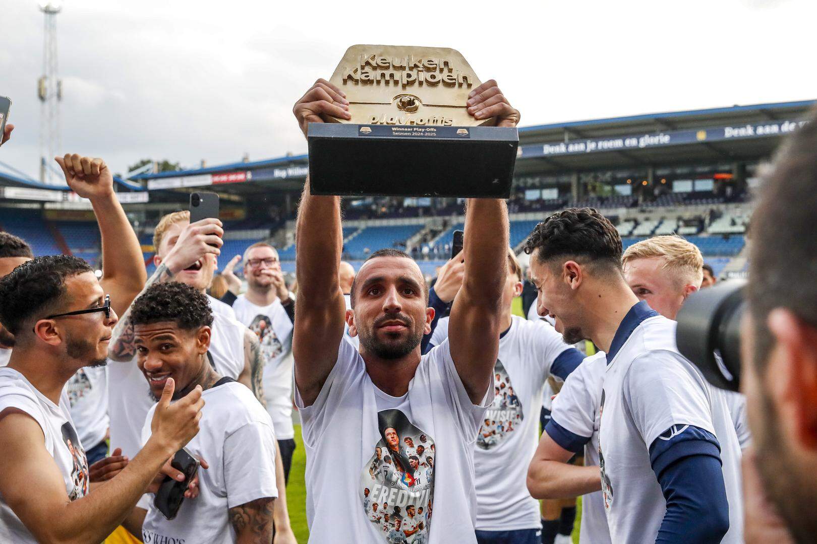 TILBURG - (l-r) Youssef El Kachati of sc Telstar , Mohamed Reda Kharchouch of sc Telstar vieren de promotie met het Keuken Kampioen Schild tijdens de Nederlandse finale van de play-offs voor promotie en degradatie tussen Willem II en Telstar in het Koning Willem II Stadion op 1 juni 2025 in Tilburg, Nederland. ANP BART STOUTJESDIJK