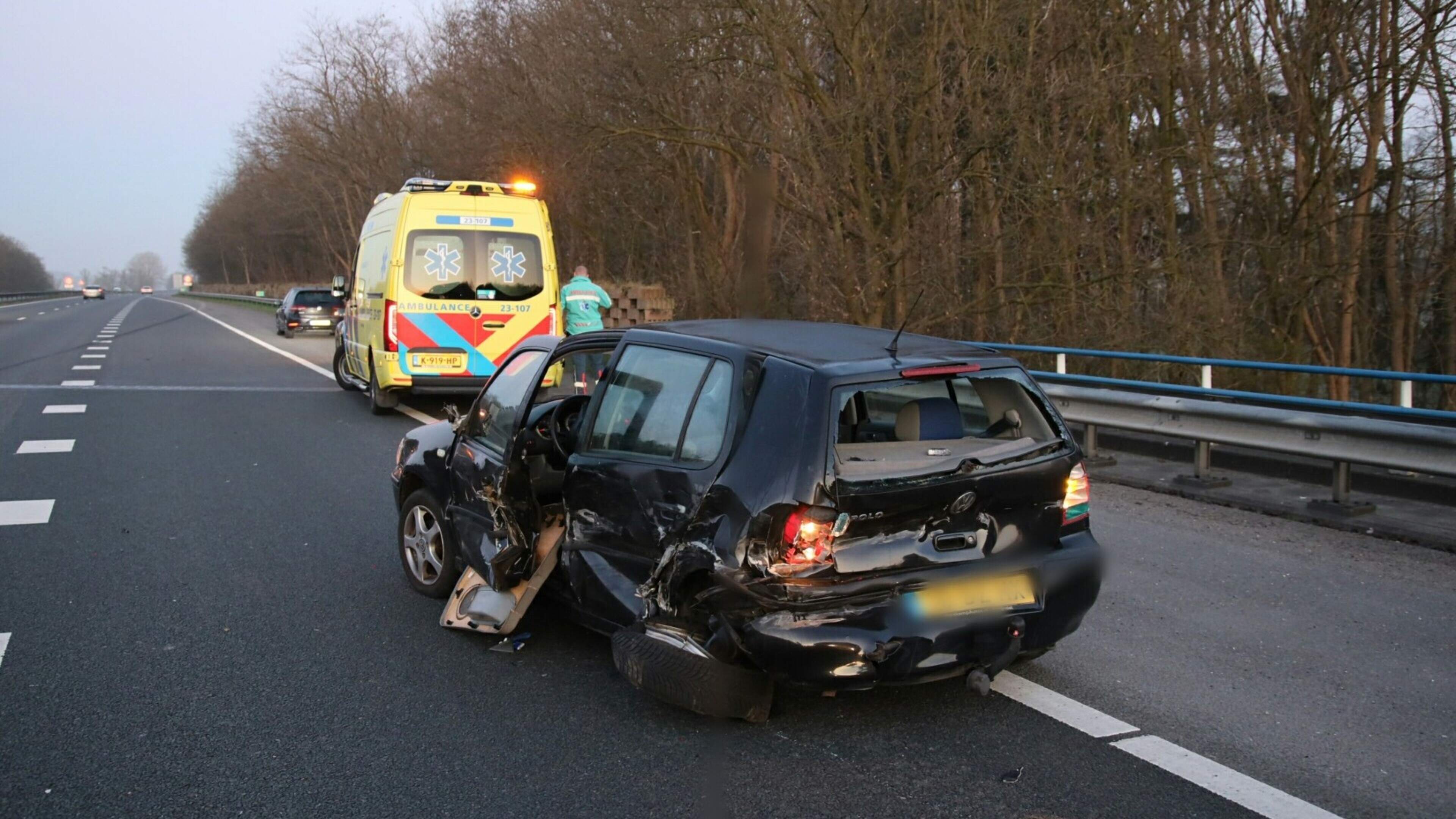 Gewonde en ravage bij ongeval met meerdere voertuigen op A77 bij Heijen