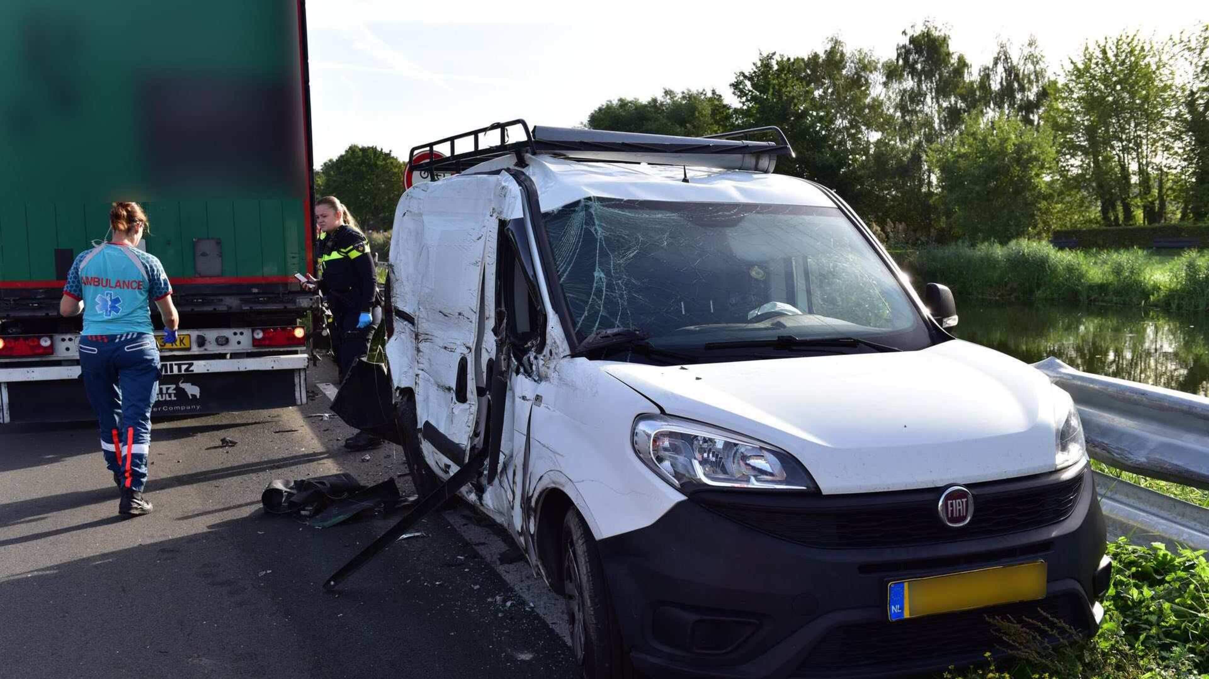 Vrachtwagen en bestelbus botsen in Ospel: flinke schade en een gewonde