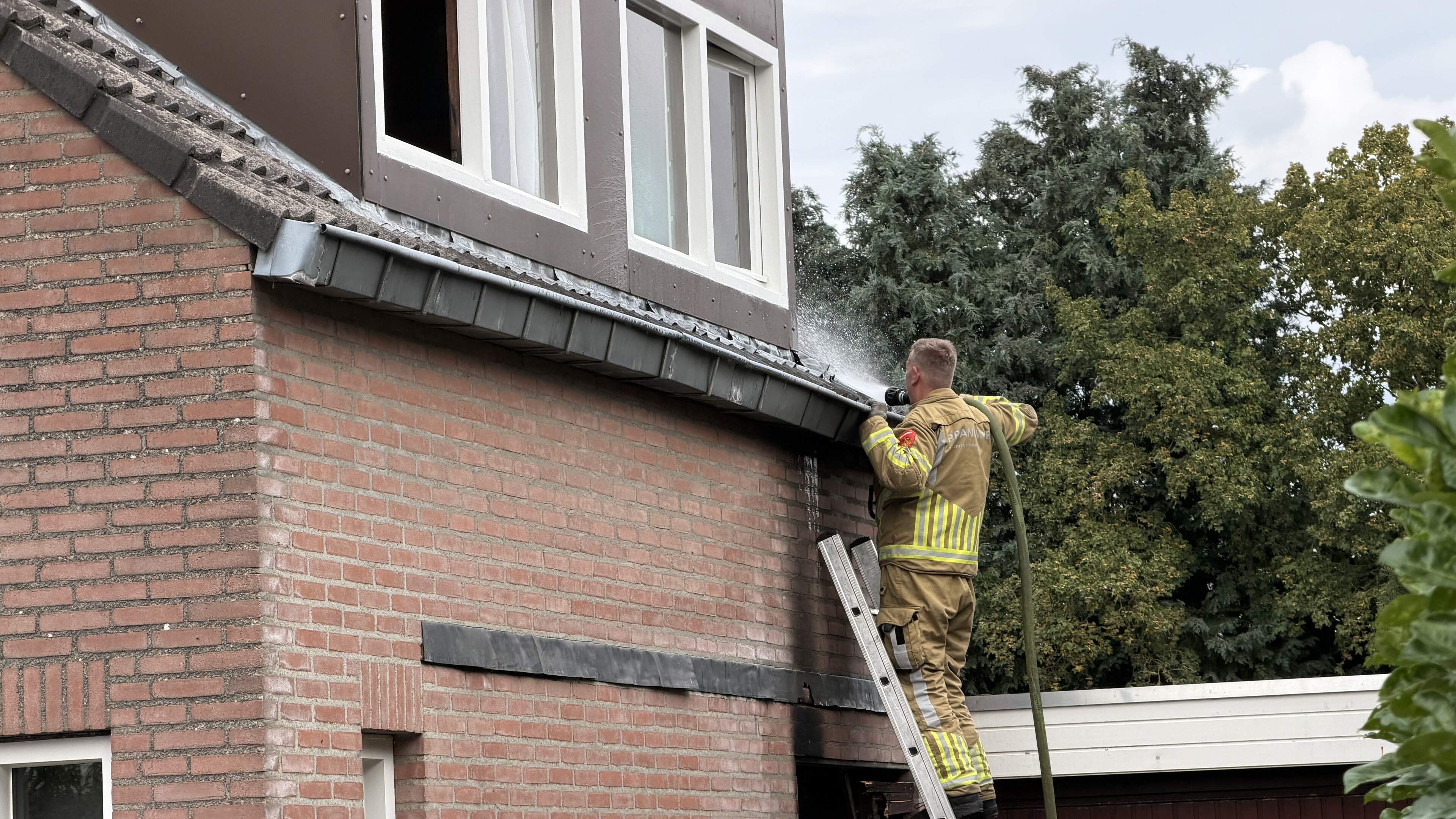 Lamp veroorzaakt brandschade aan woning in Maasbree