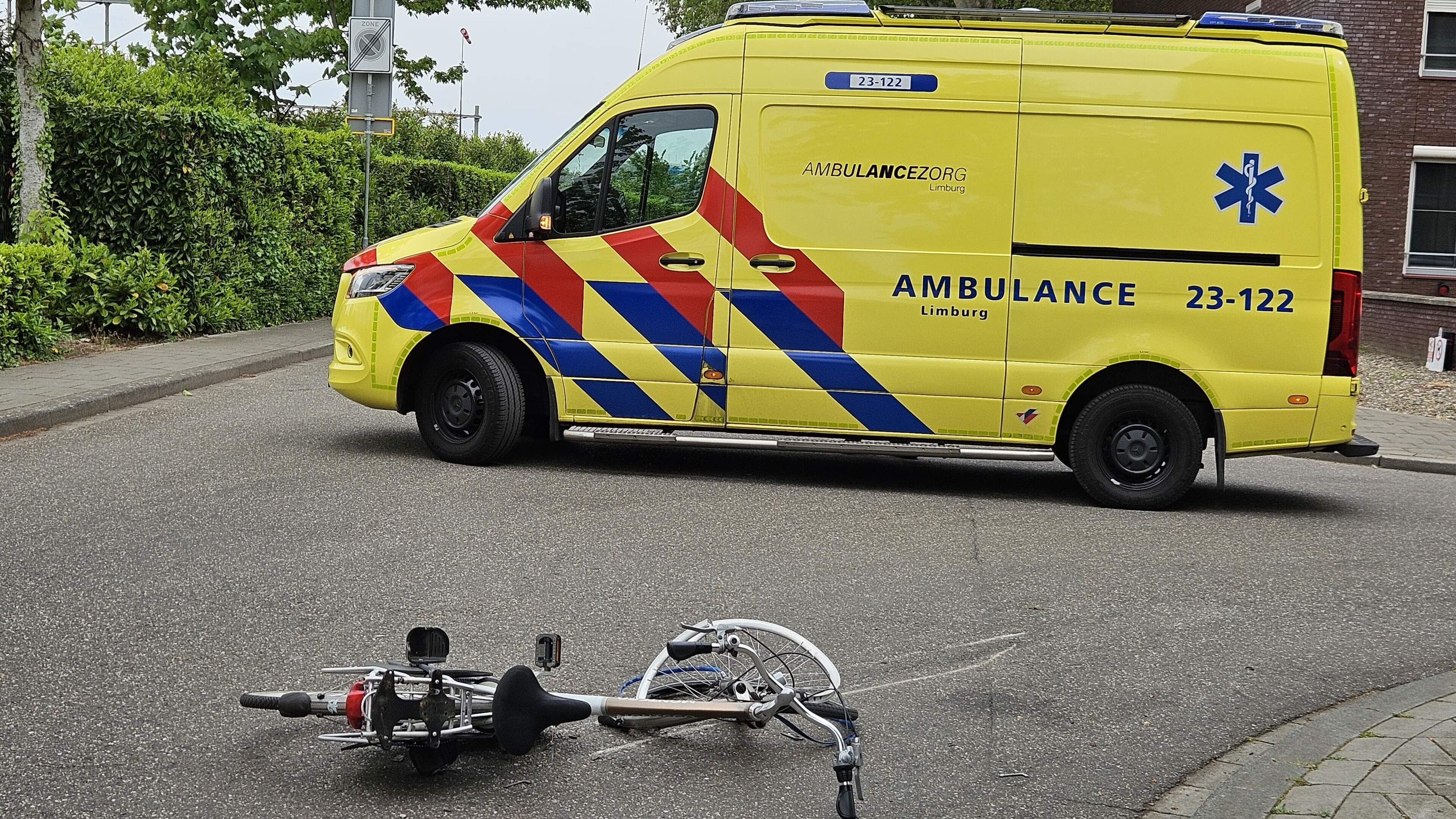 Fietser gewond bij aanrijding met auto in Roermond