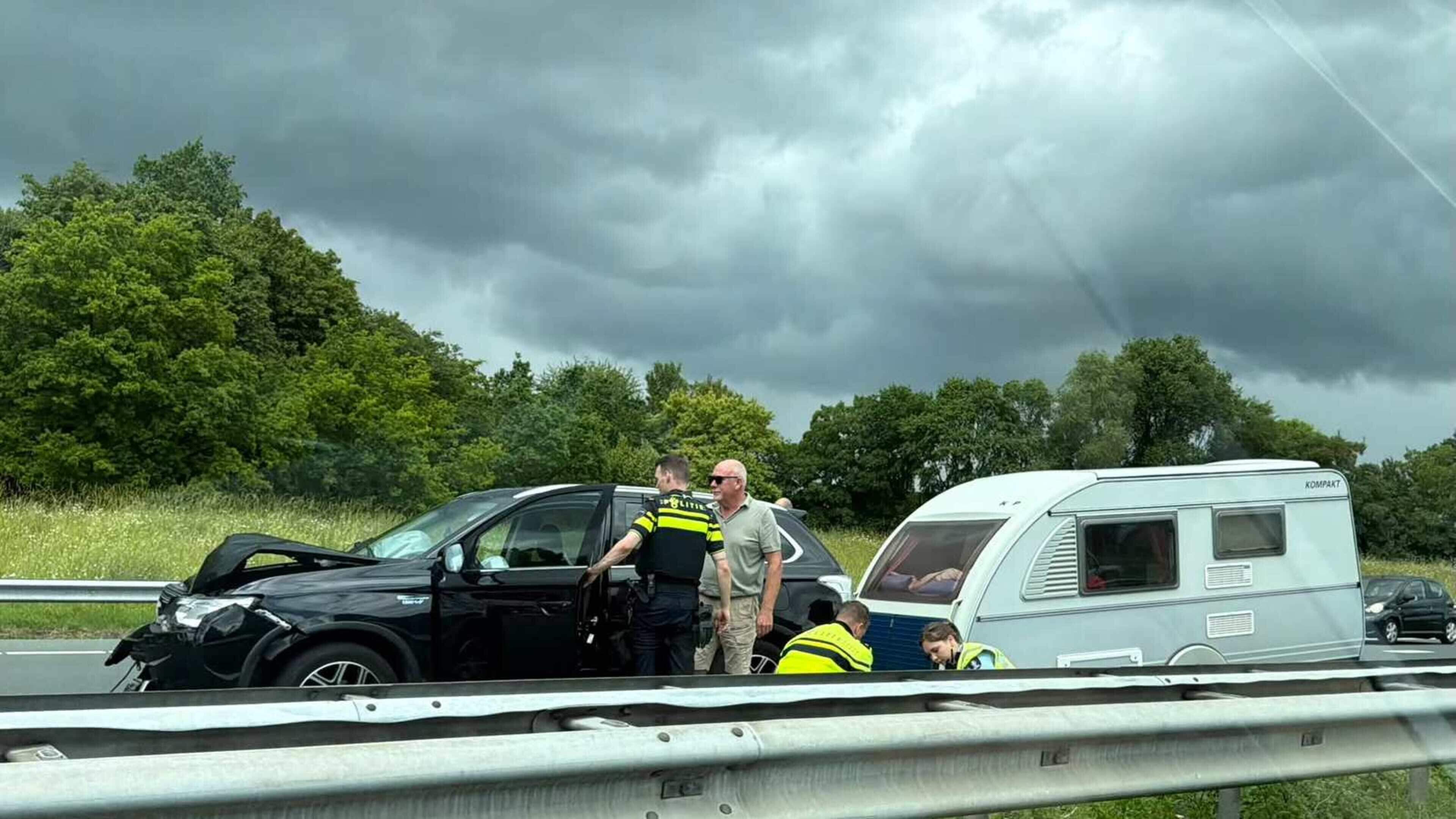 Flinke file op A2 door ongeluk met meerdere voertuigen bij Beek