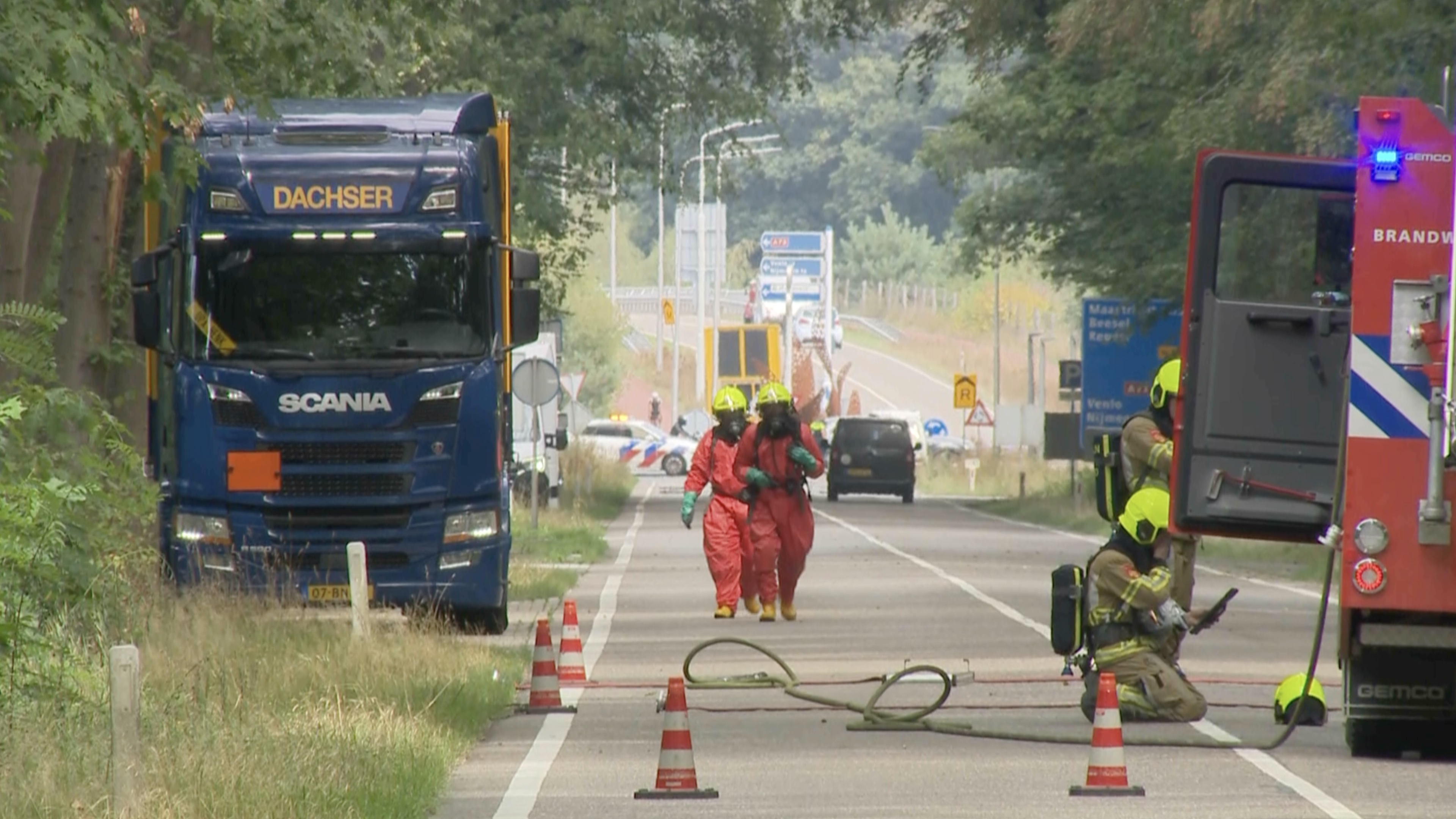Vrachtwagen lekt bijtende stof in Reuver, Rijksweg afgesloten