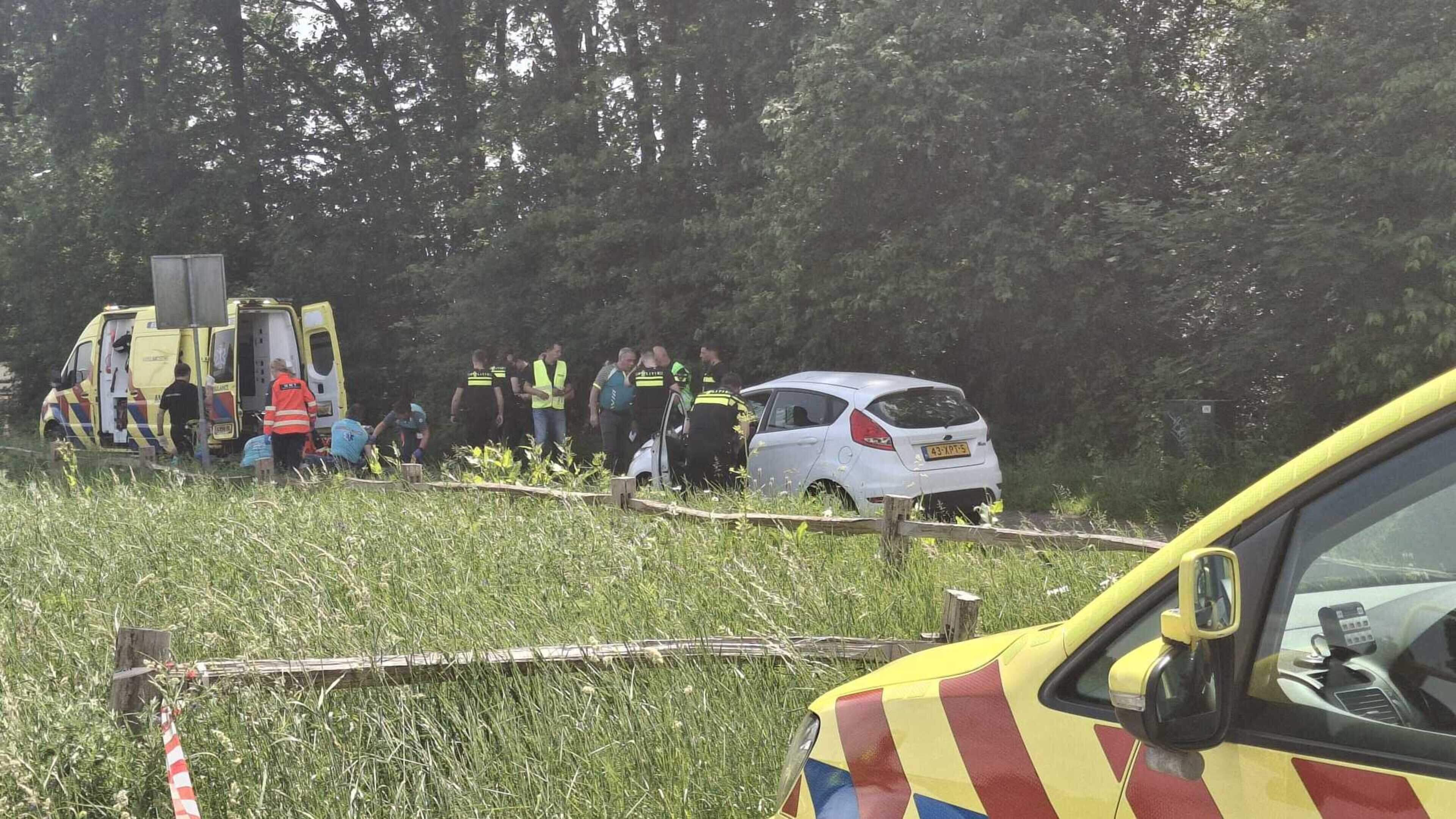 Fietser gewond bij ernstige aanrijding in Lottum, traumaheli in actie