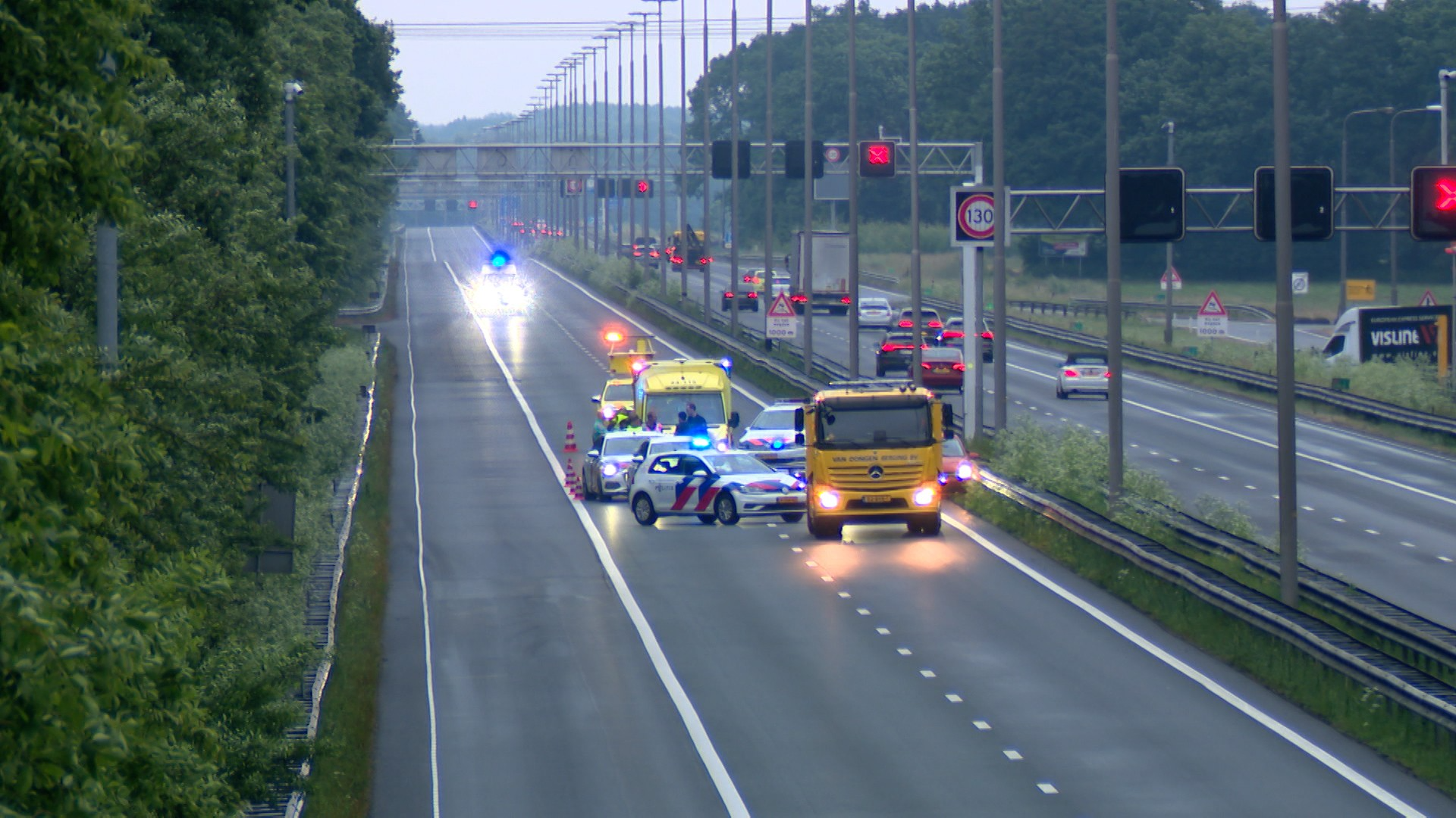 Politie rijdt auto klem op A2 bij Urmond na wilde achtervolging met snelheden tot 200 kilometer per