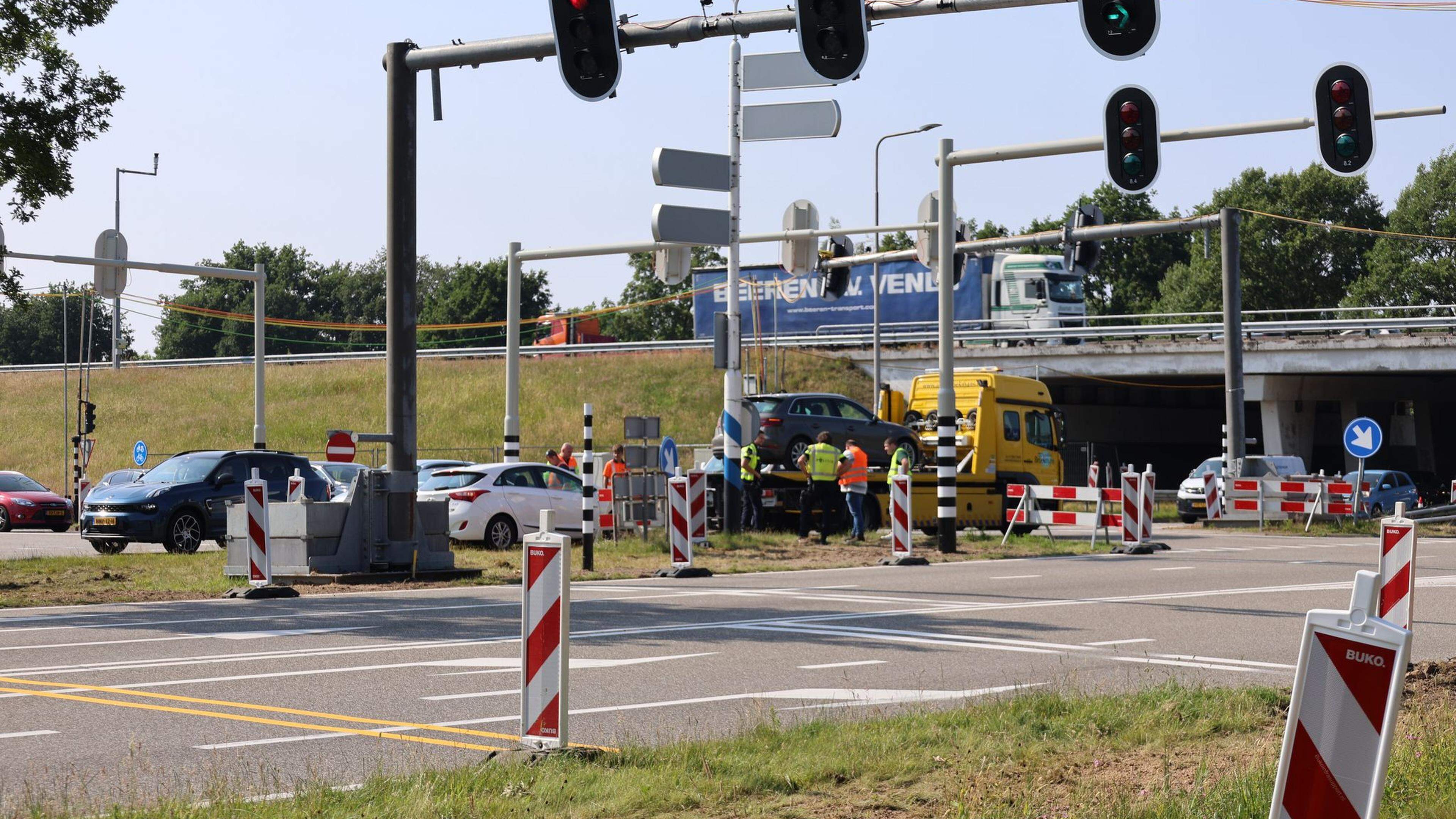 Auto’s botsen op kruispunt Maasbree, veel verkeershinder