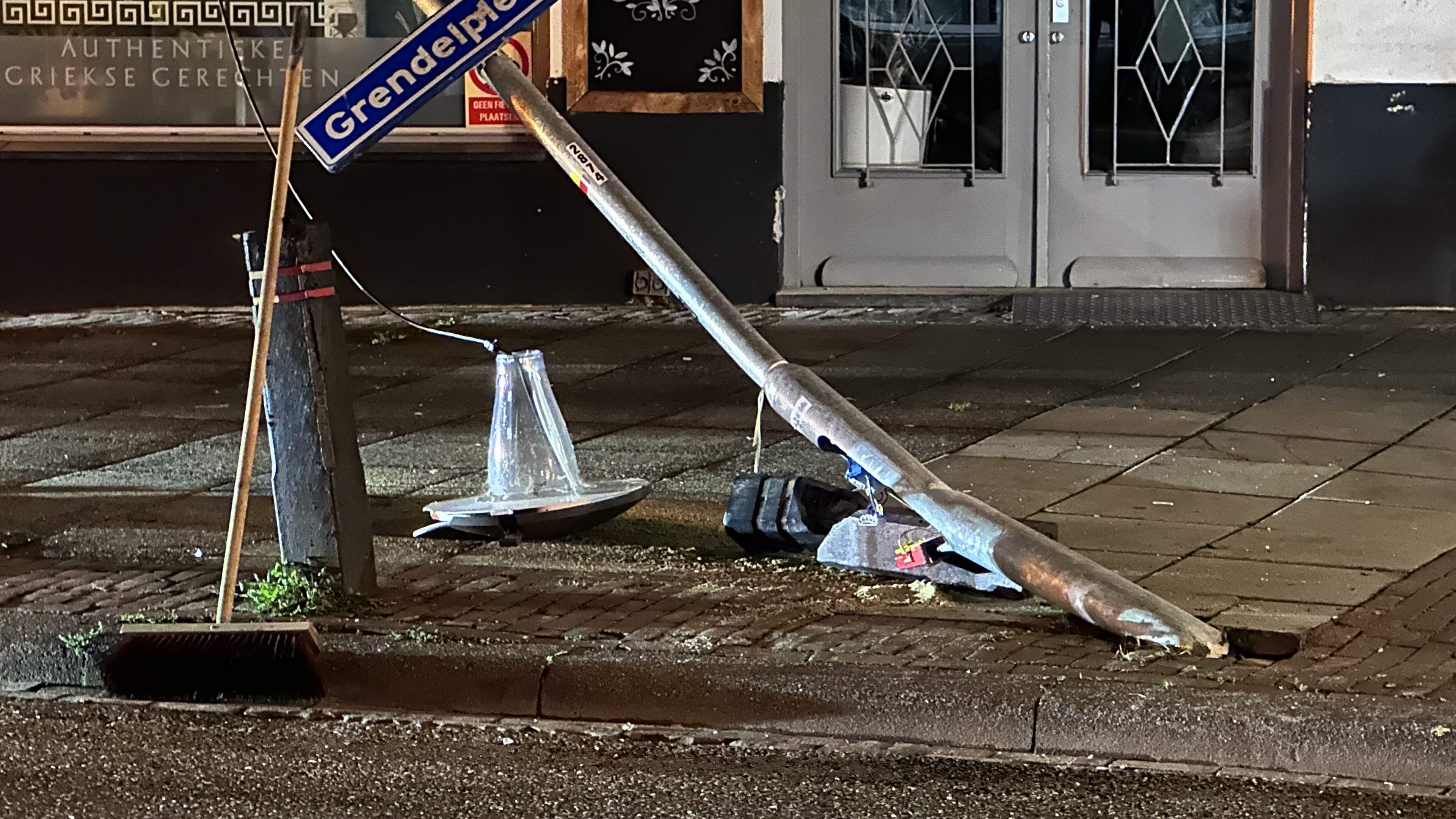 Auto op de kop na botsing met lantaarnpaal in centrum Valkenburg
