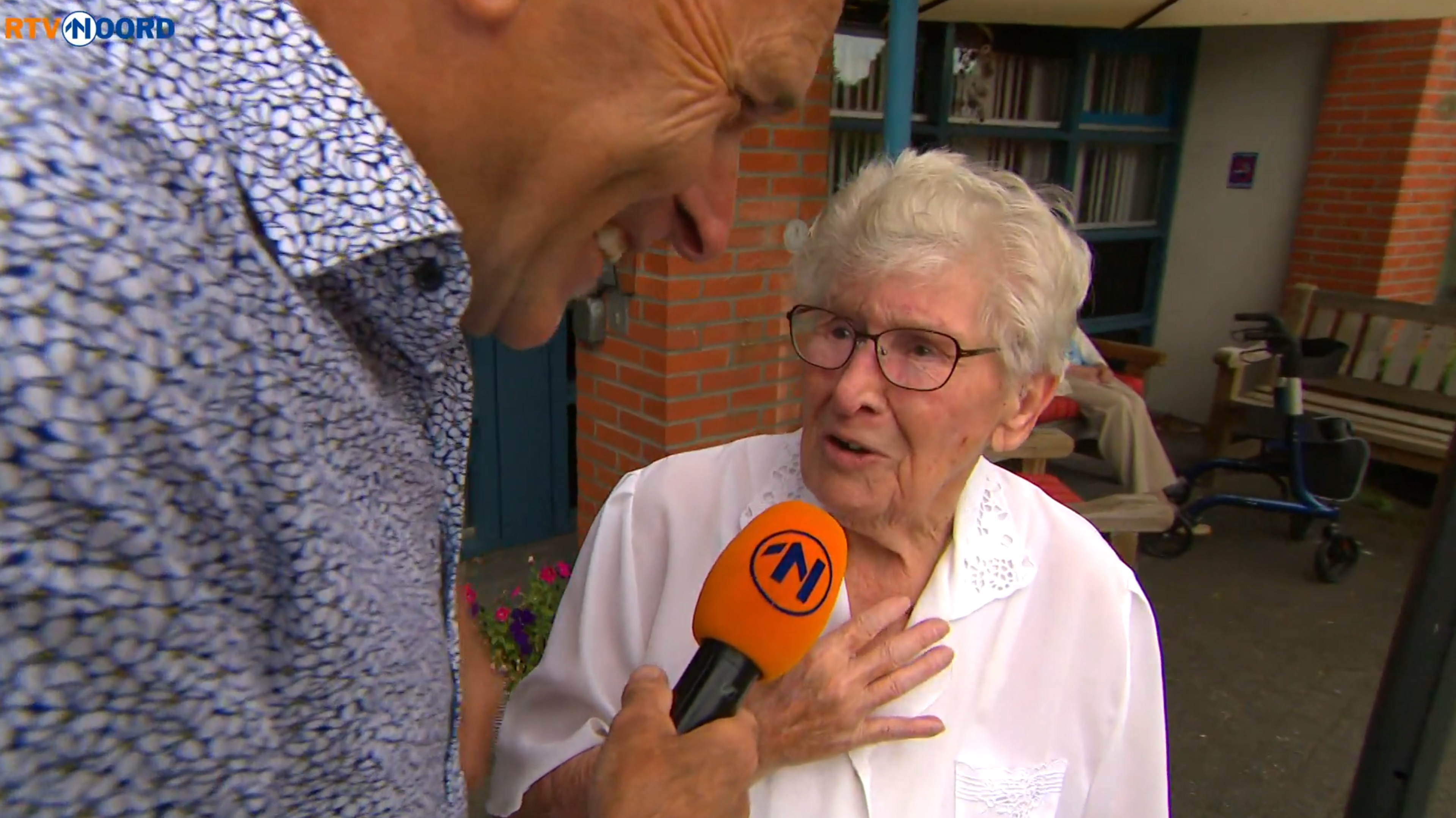 Vrouw van 96 uit Roermond steelt de show in filmpje RTV Noord met haar ongezouten mening over Gronin