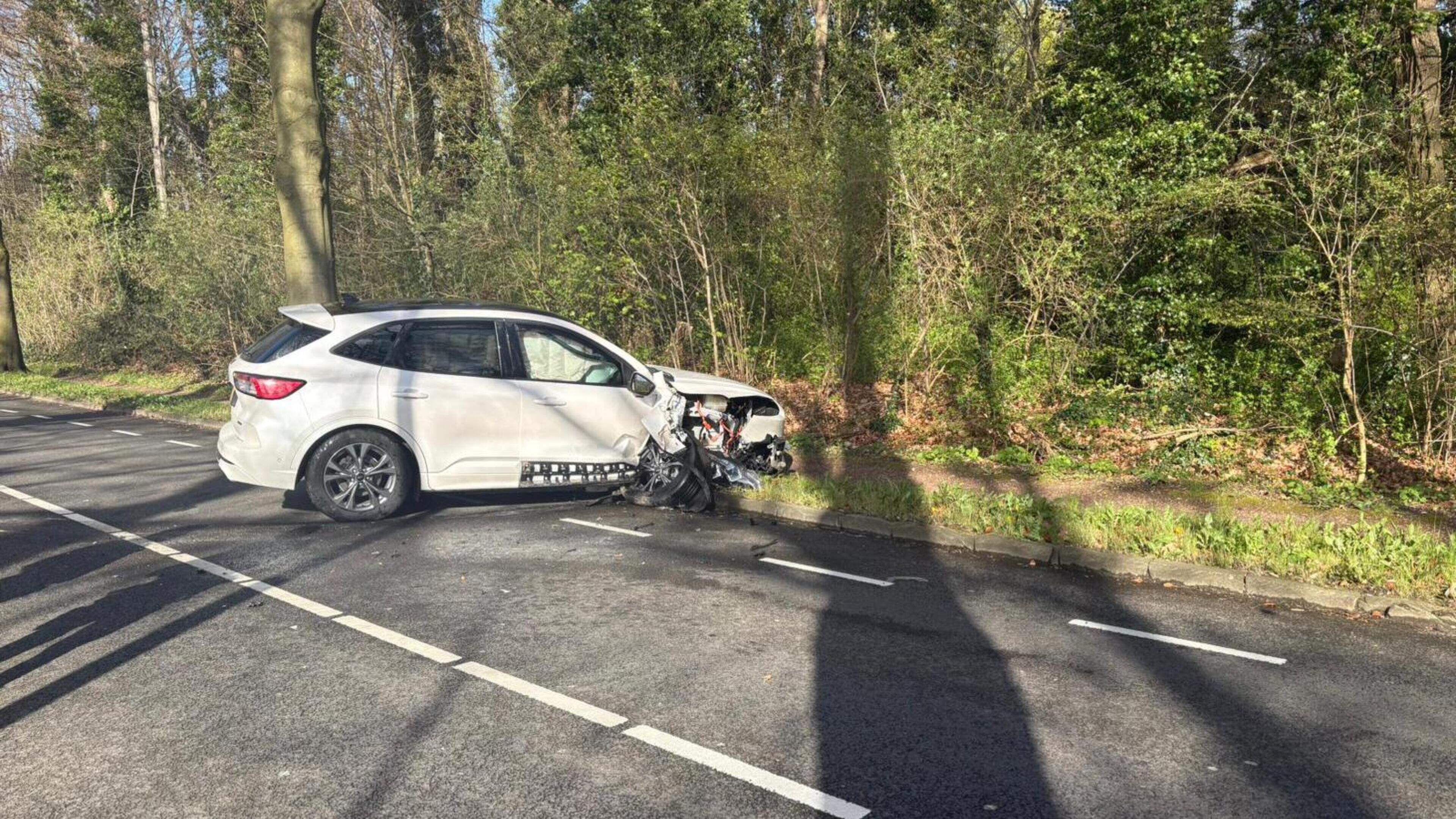 Auto botst tegen boom in Kerkrade en raakt zwaar beschadigd