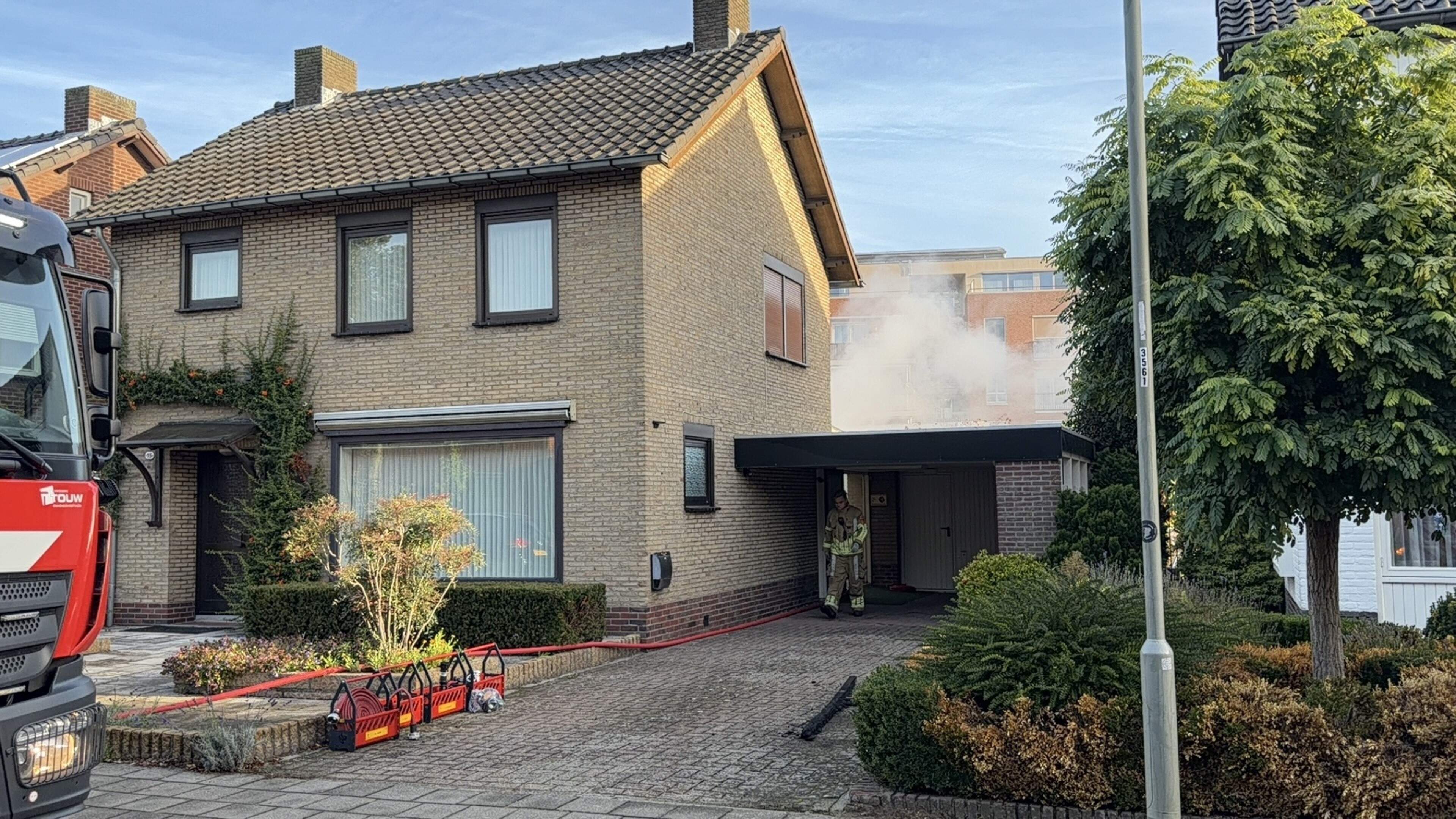 Veel rook bij brand in Panningen, supermarkt uit voorzorg ontruimd