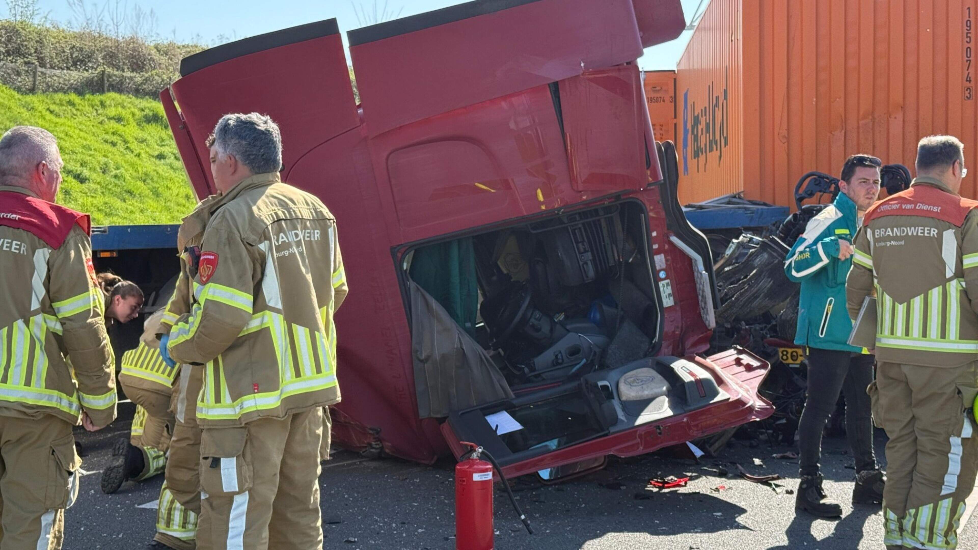 A73 bij Roermond weer open na ongeval met meerdere vrachtwagens