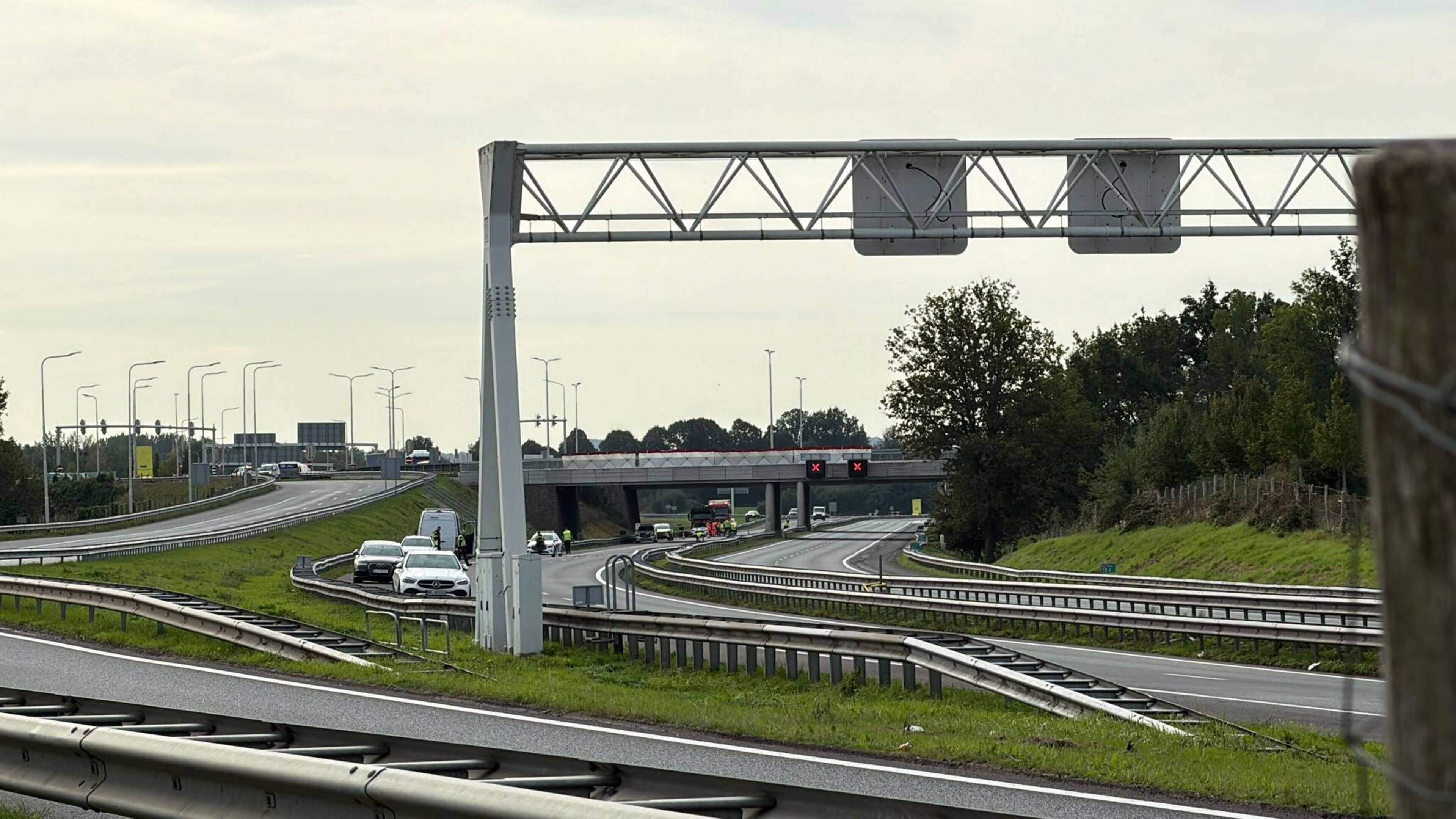 Zes automobilisten getuige of betrokken bij dodelijke aanrijding op A76 bij Schinnen; snelweg nog di
