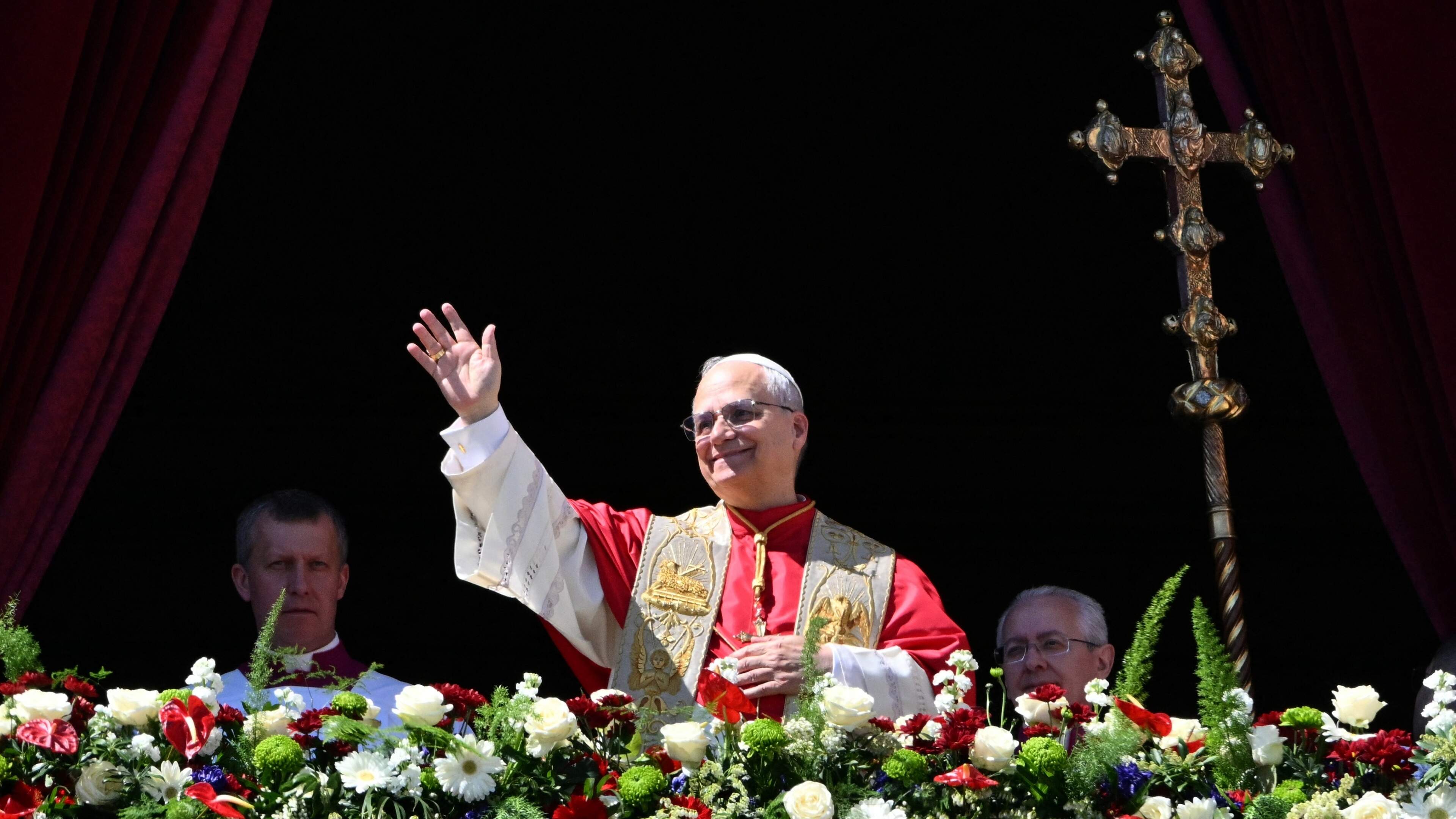 Nieuwe paus Leo XIV maakt het goed en bedankt tóch nog voor Nederlandse bloemen: ‘We gaan tevreden n