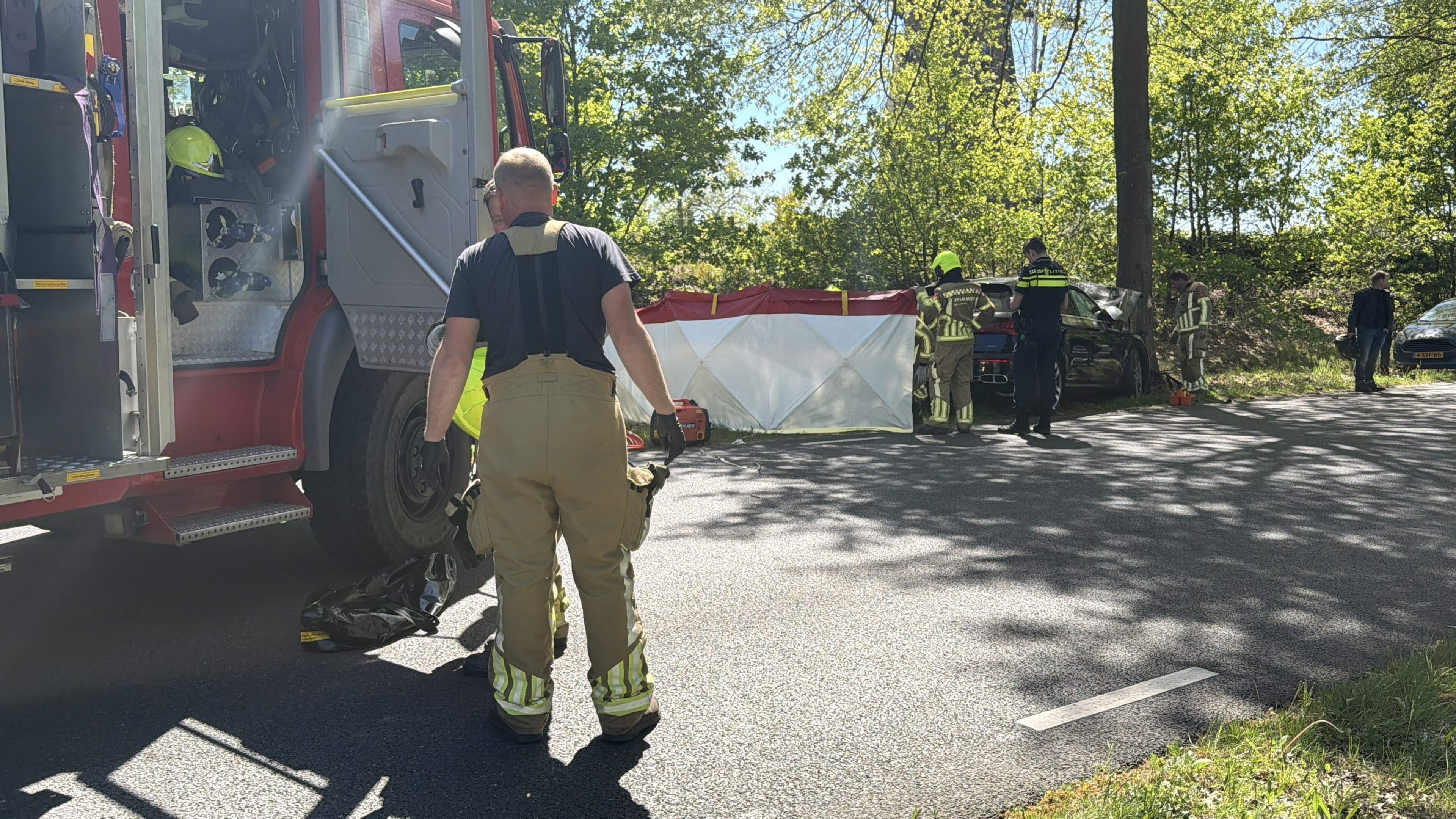 Auto botst tegen boom in Lottum, traumahelikopter opgeroepen