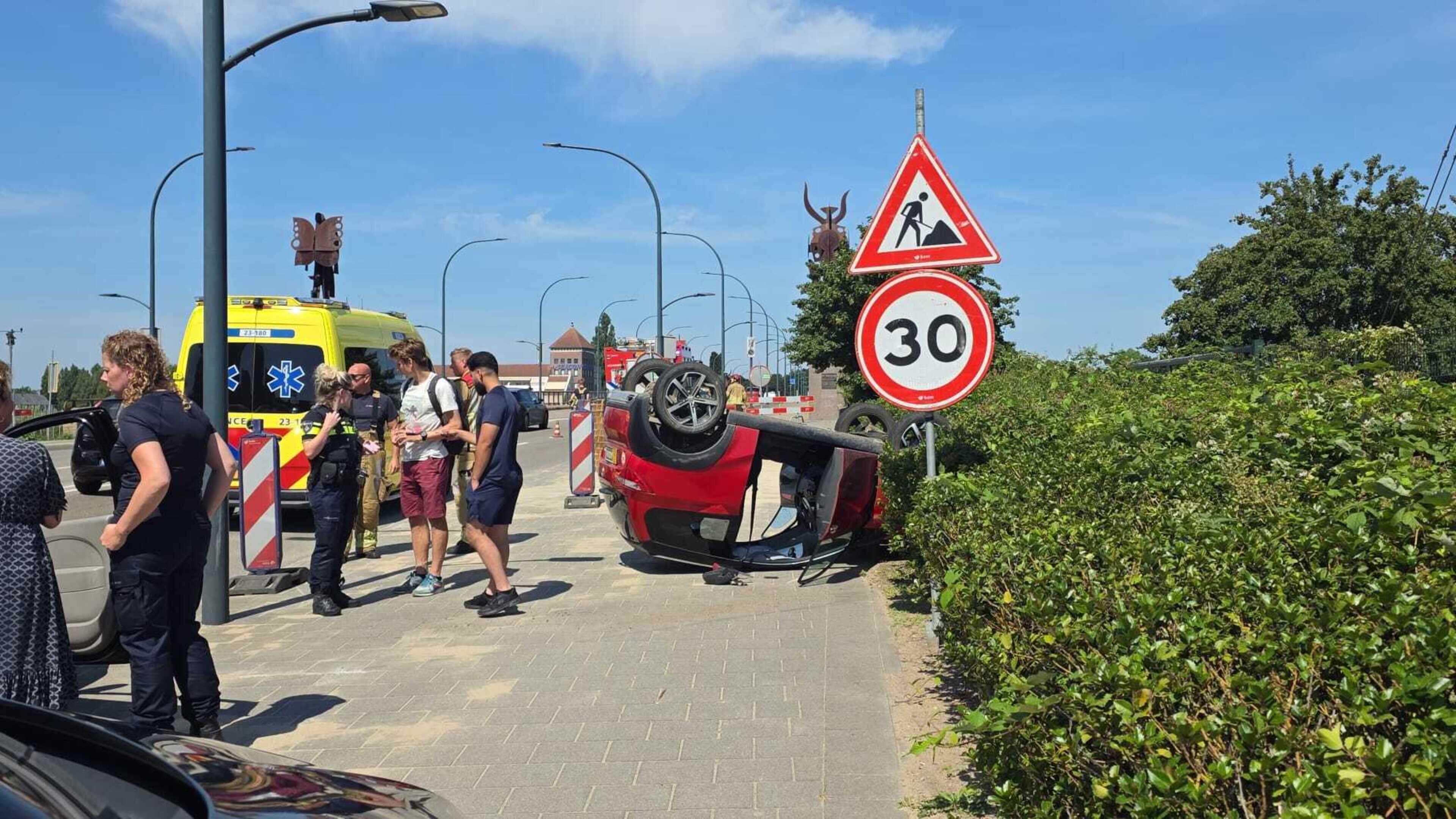 Brommobiel ondersteboven door ongeluk in Venlo.
