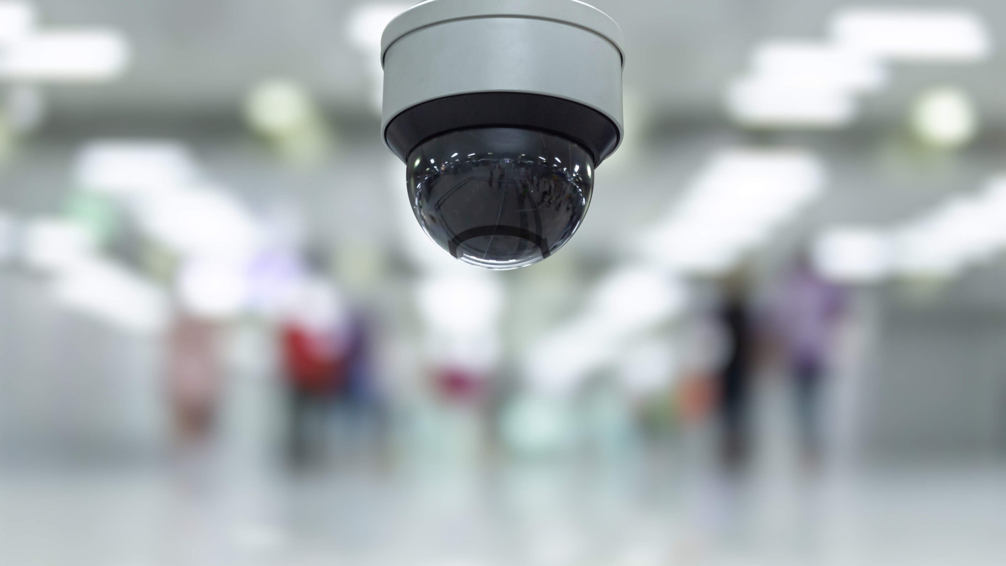 Stelende schoonmaakster uit Roermond valt door de mand door beveiligingscamera’s