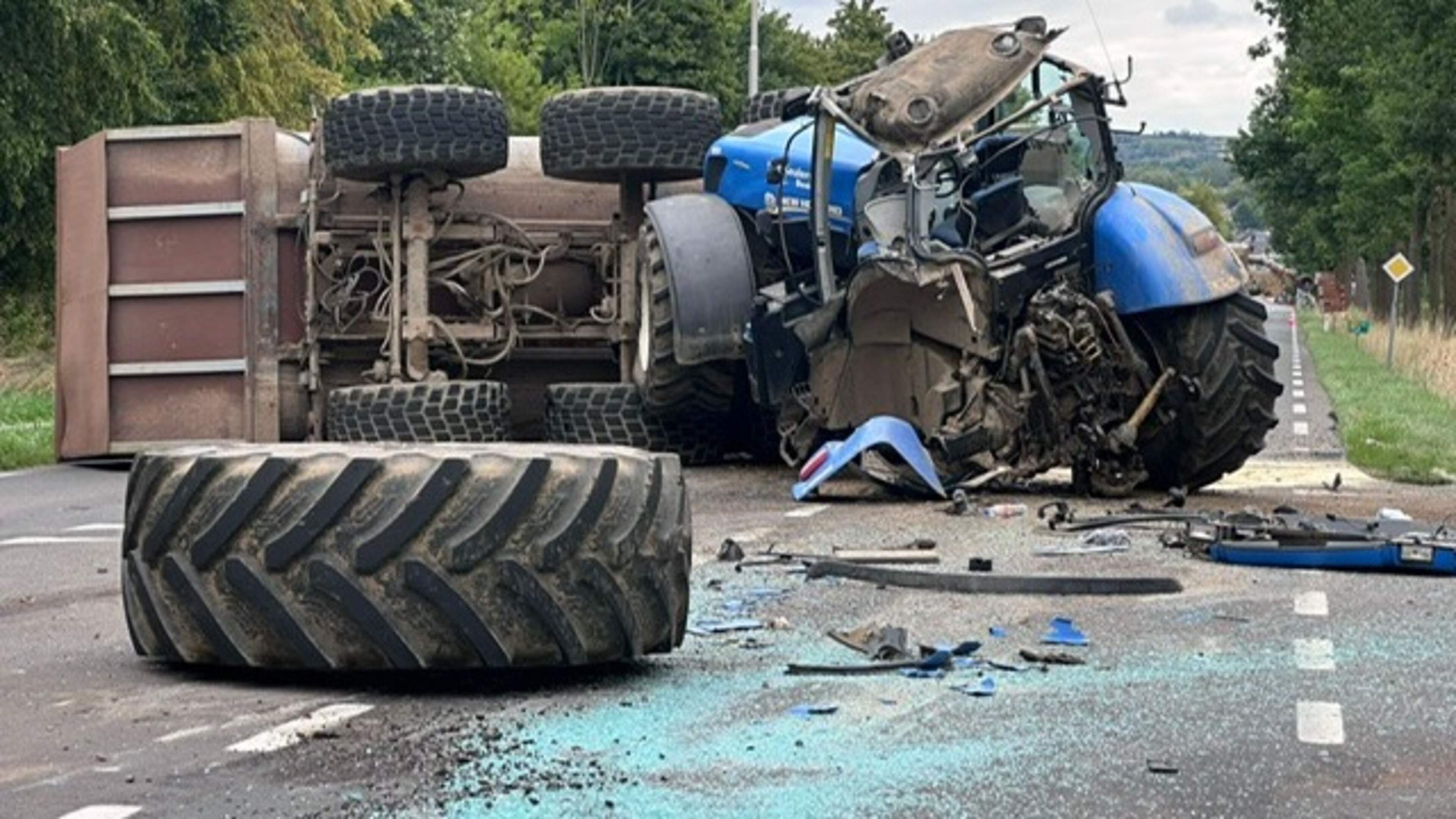 Tractor zwaar beschadigd bij ongeluk in Gulpen, Rijksweg afgesloten