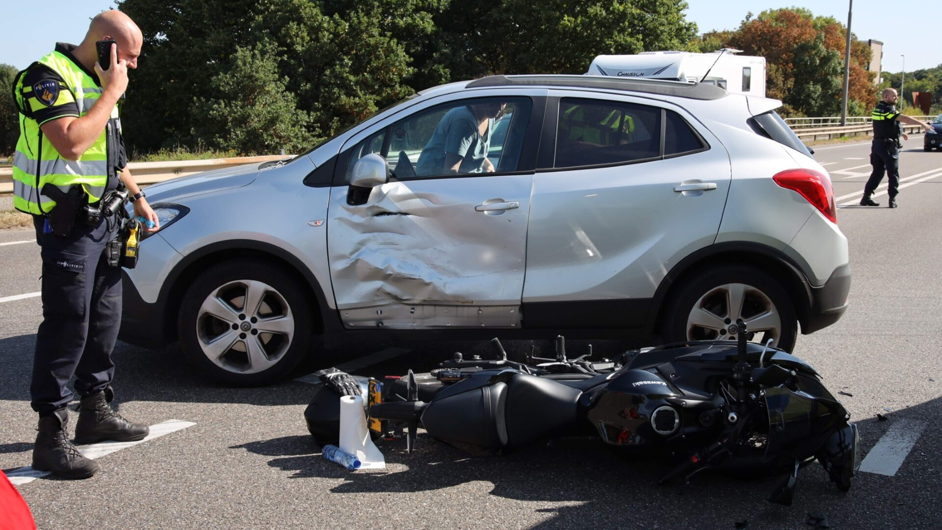 Motorrijder botst met auto in Gennep en raakt gewond