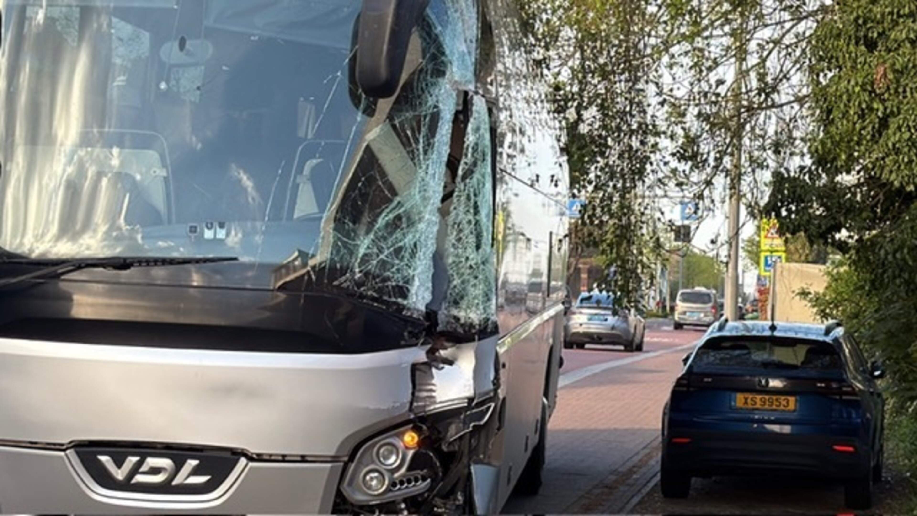 Touringcar rijdt tegen woning in Maastricht terwijl chauffeur koffie haalt: ‘Meneer, uw bus rolt weg