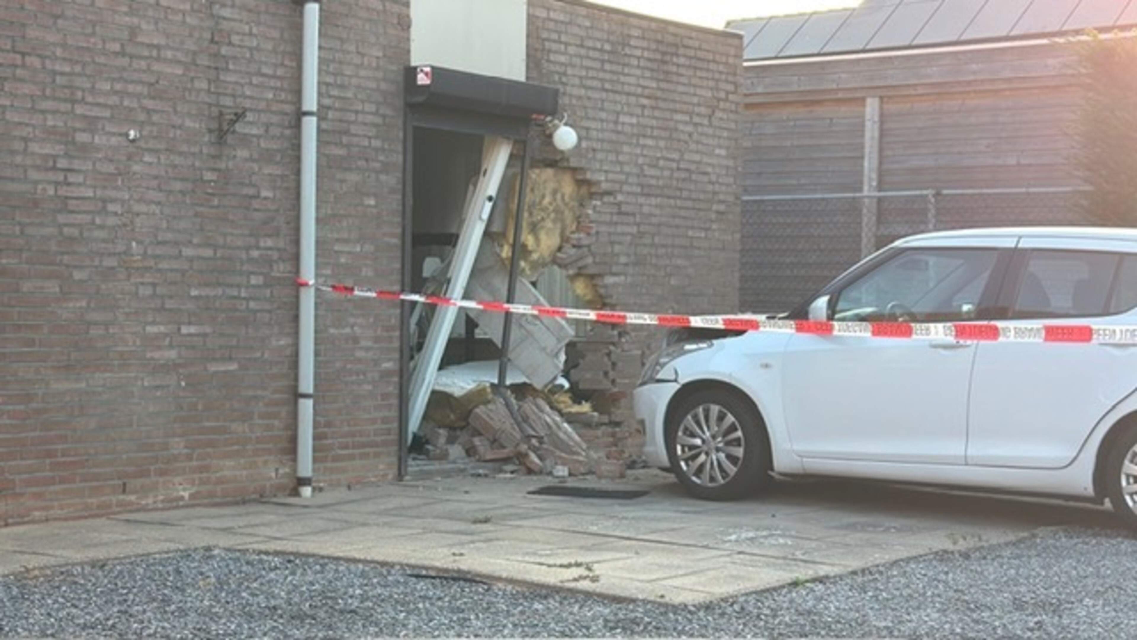 Auto botst tegen woning in Gronsveld: forse schade