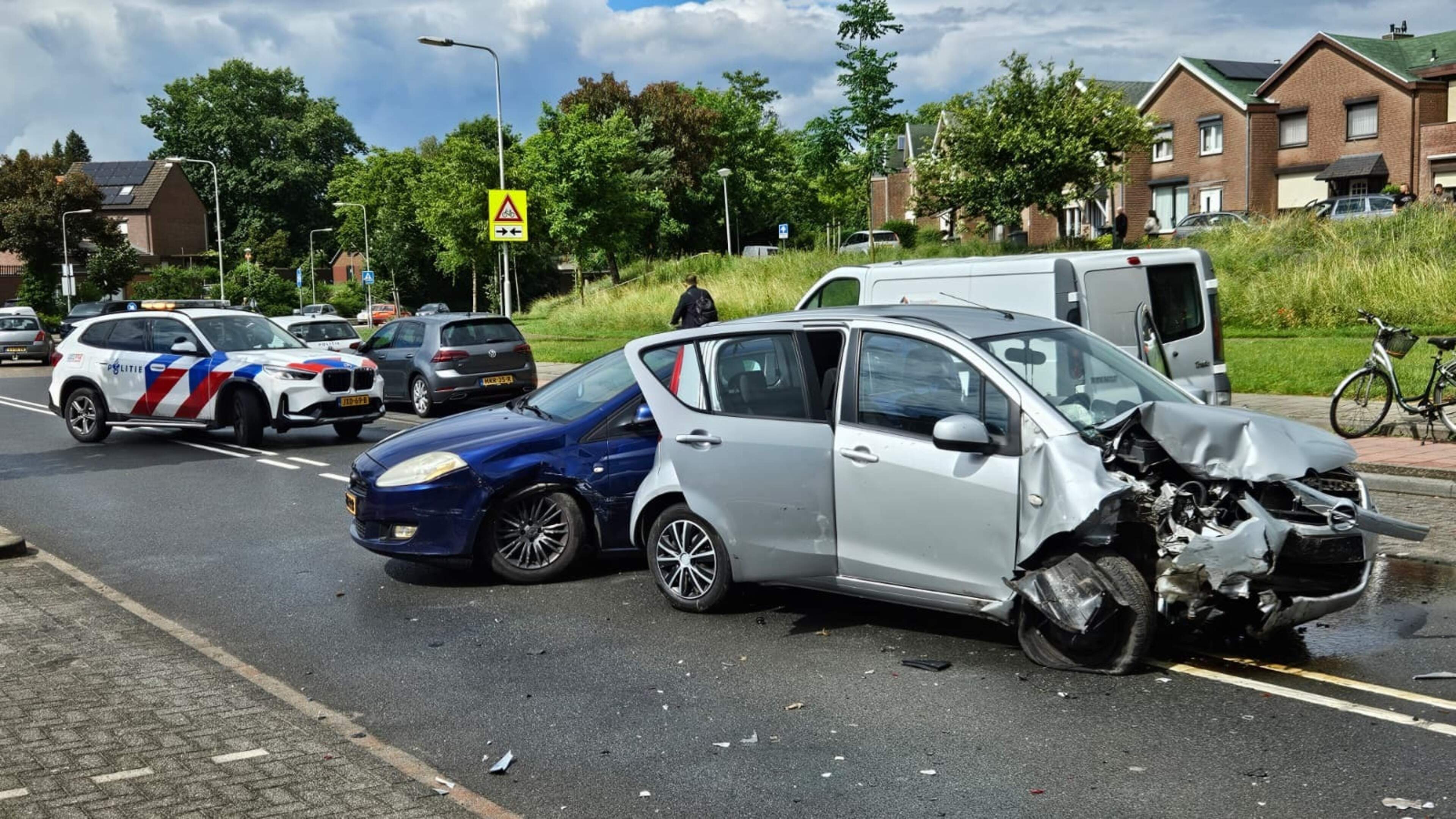 Auto botst tegen geparkeerde auto in Roermond, inzittenden op de vlucht