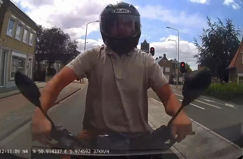 Dashcam | Eén tel van onoplettendheid: scooter knalt hard achterop auto in Heerlen