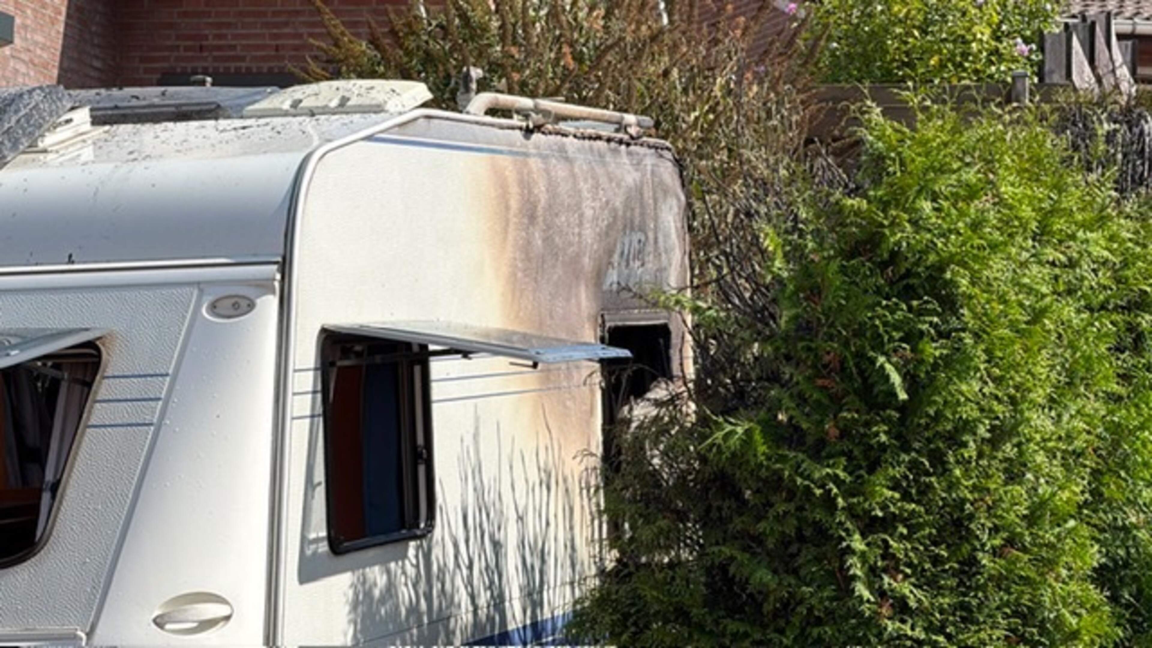 Caravan vat vlam op oprit in Wittem