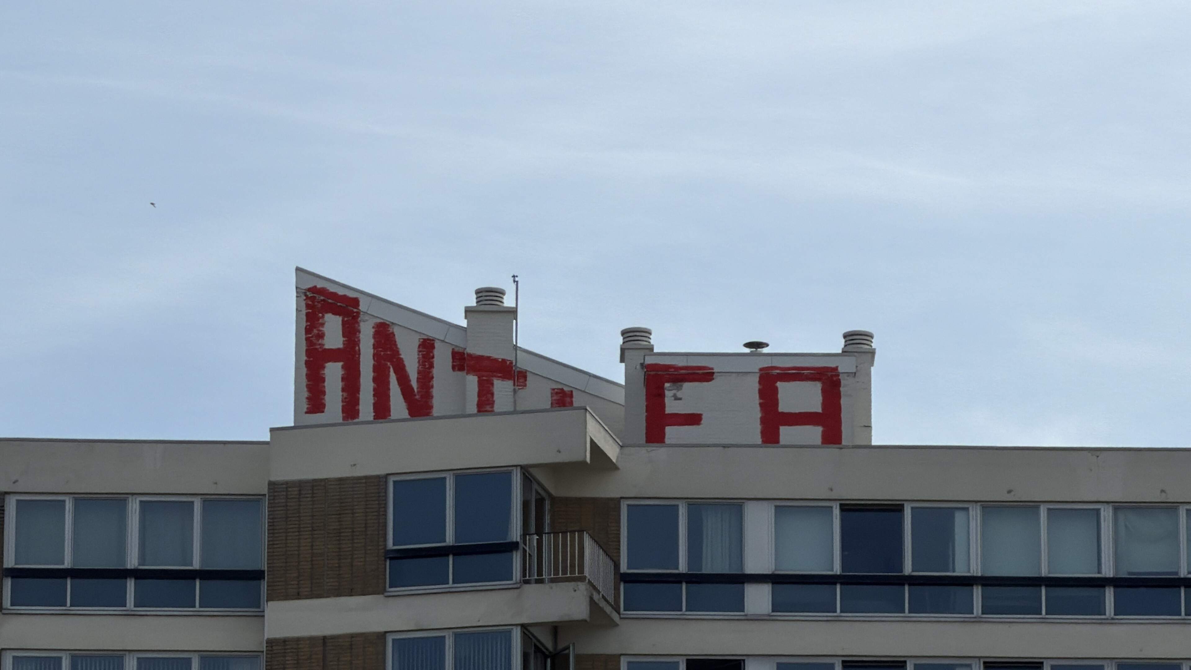 Torenflat langs Groene Loper in Maastricht beklad met levensgrote rode letters ‘Antifa’