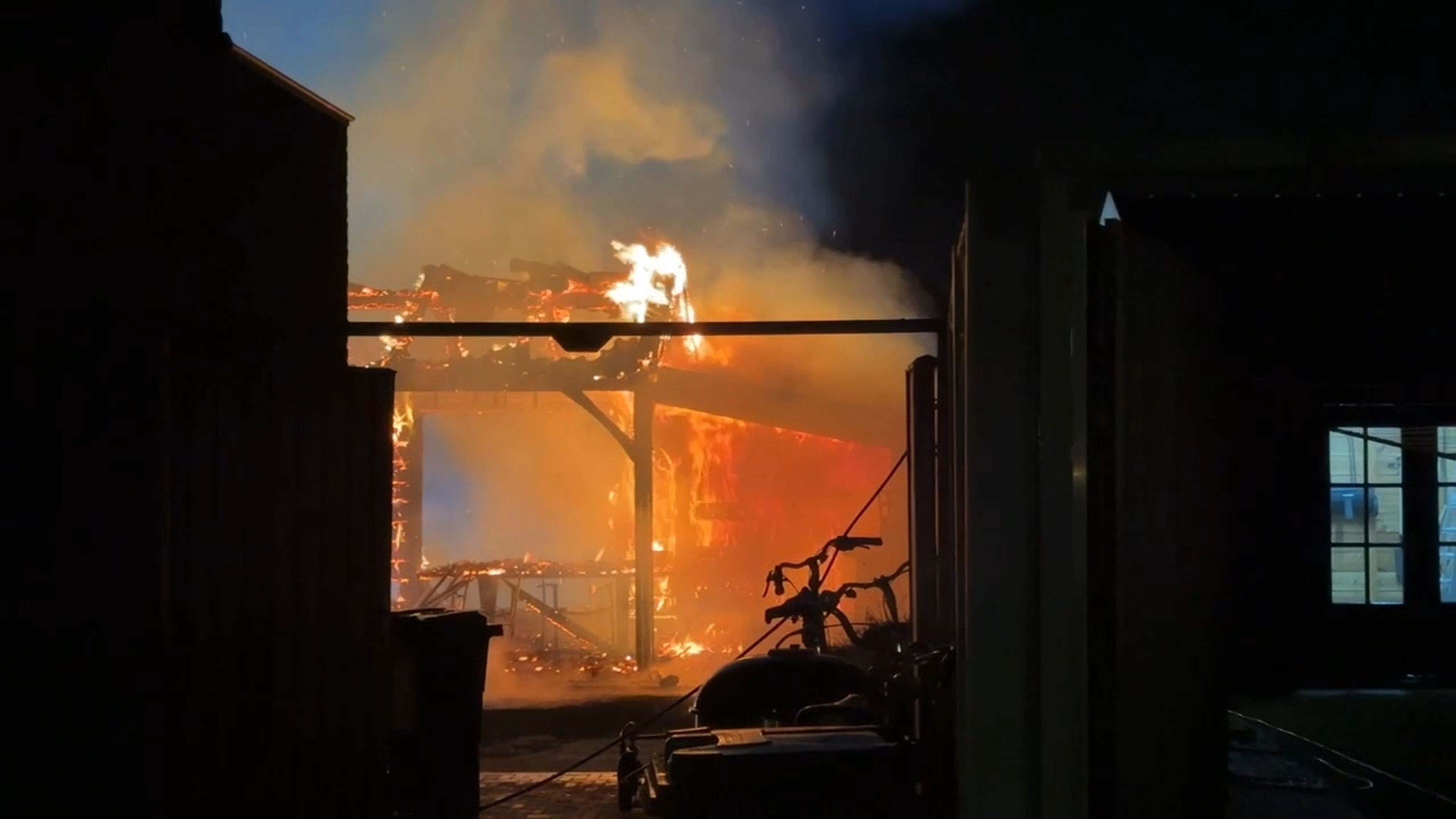 Tuinhuis gaat in vlammen op bij flinke brand in Hegelsom