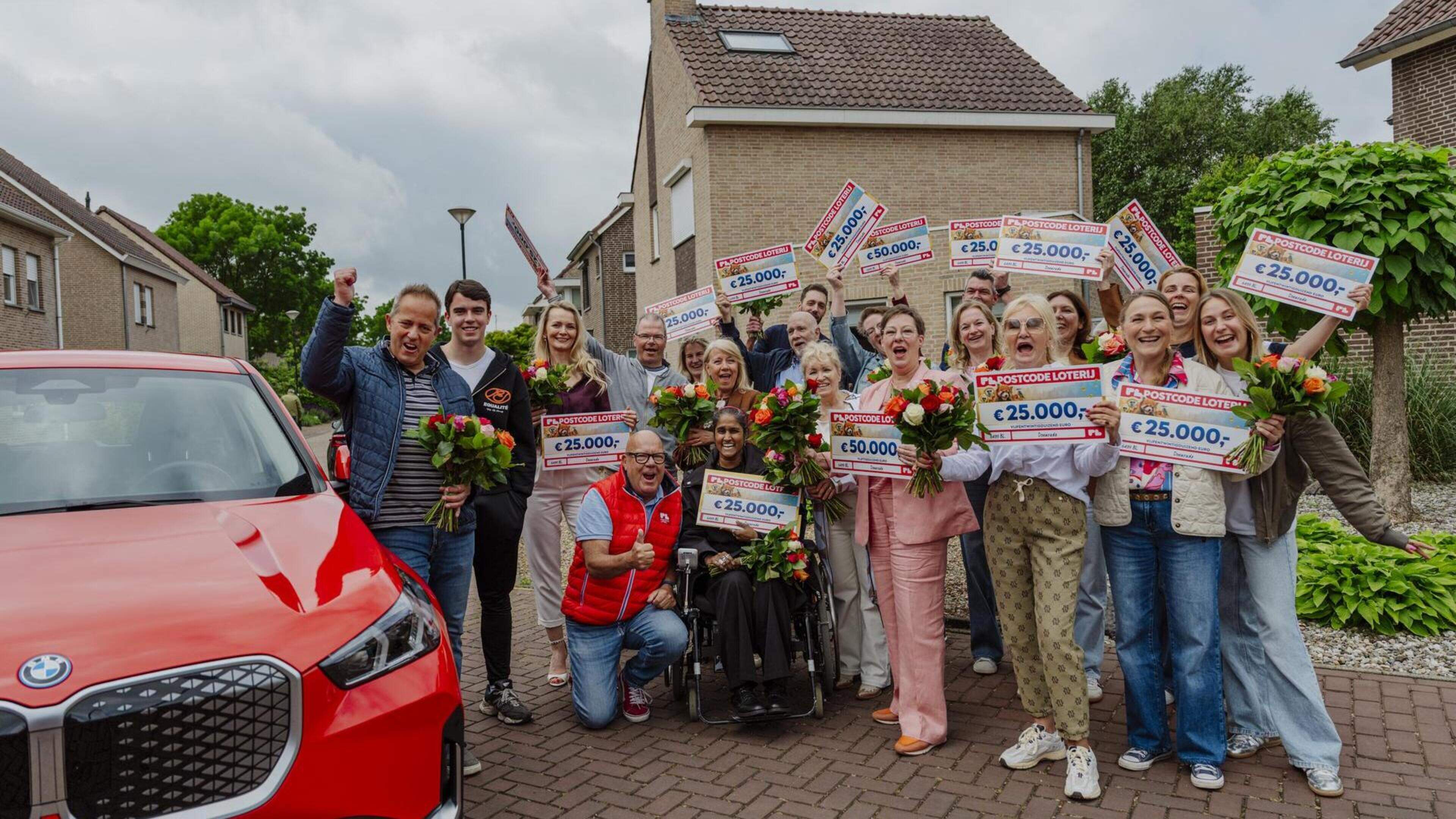 Straatprijs Postcodeloterij valt in Doenrade: ‘Mijn nieuwe stopwoord is ‘geweldig’. Ik blijf het zeg