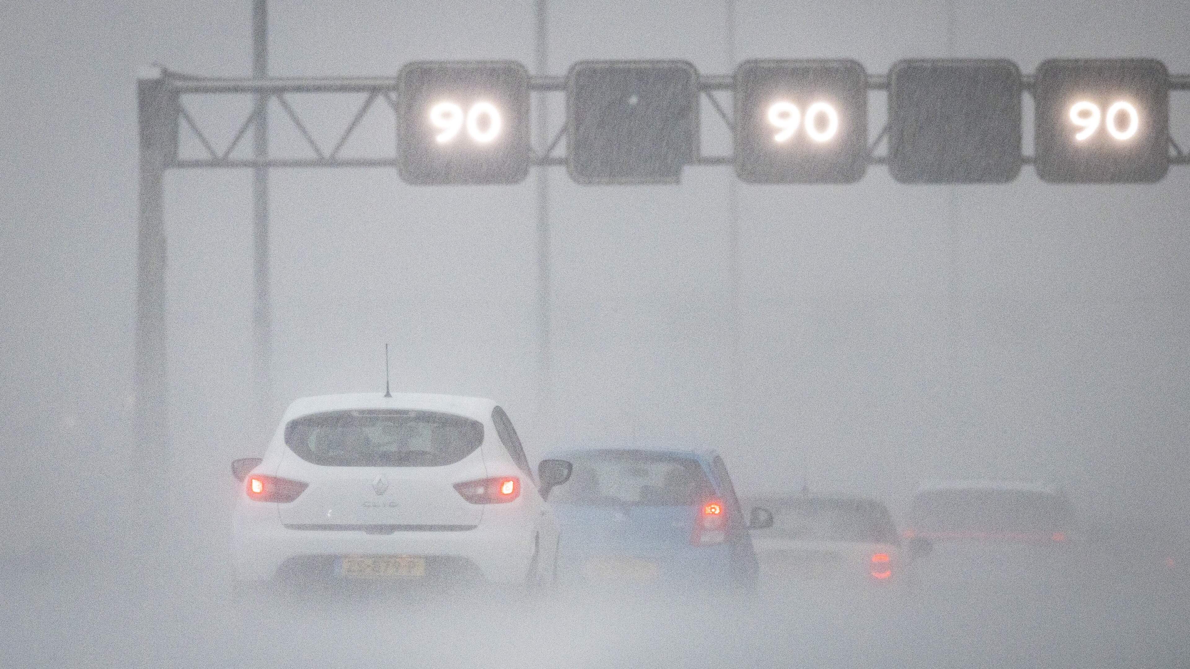 Drukke ochtendspits door regen, verkeer A2 richting Maastricht loopt vast