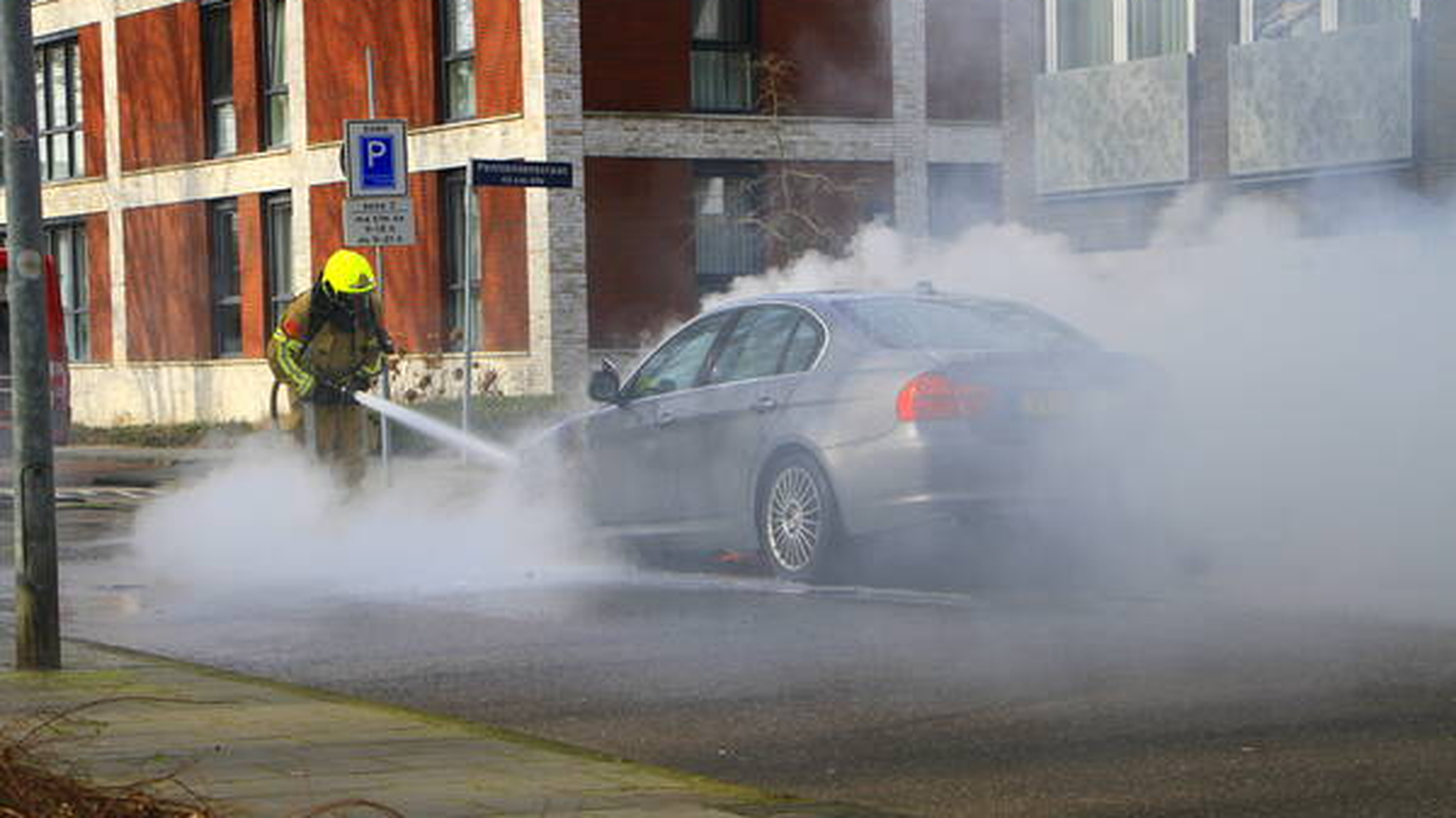 Auto vliegt in brand tijdens het rijden in Weert