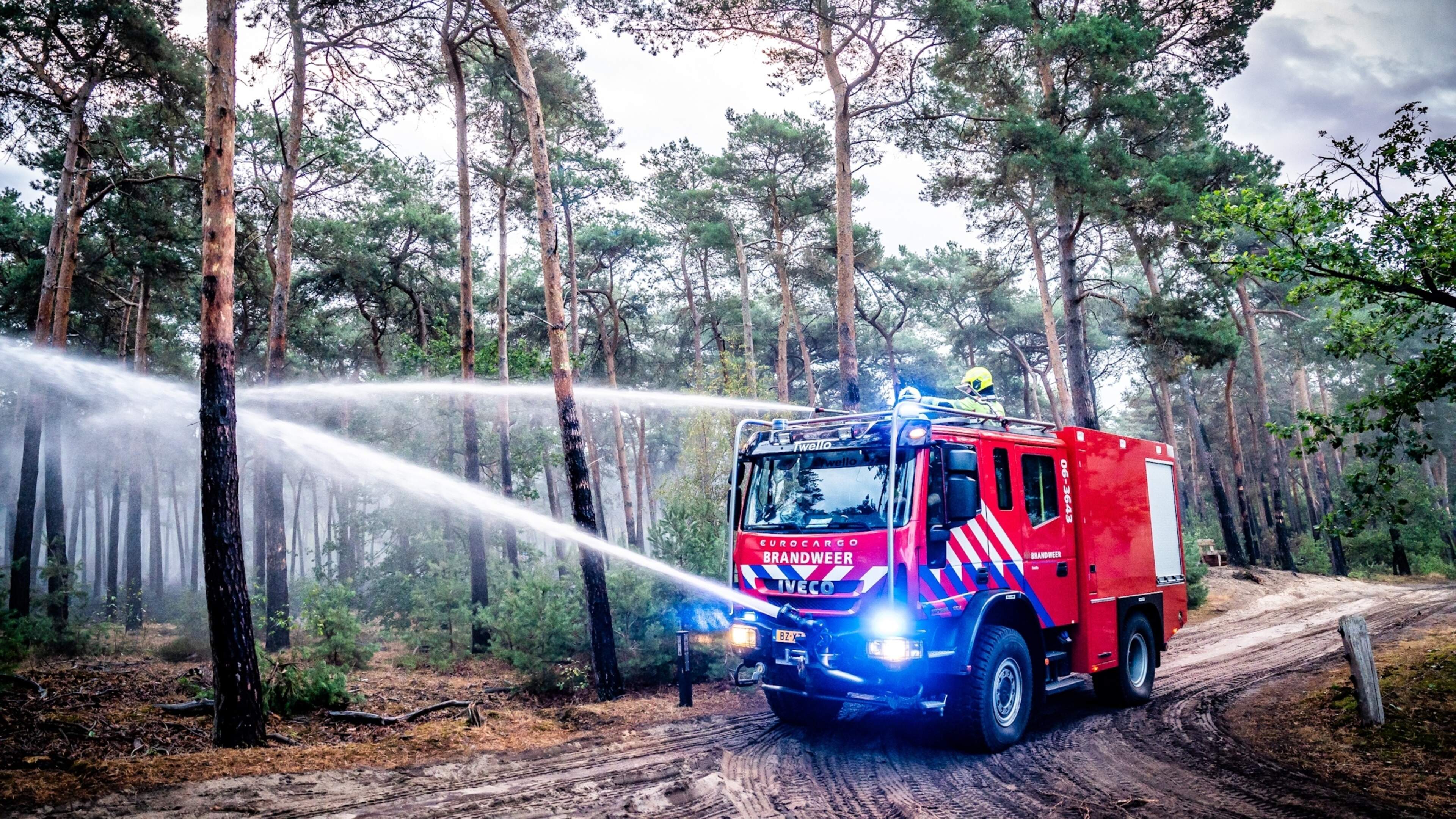 Vuur Oostrum woedt vooral nog op de grond, blushelikopters blijven voorlopig standby