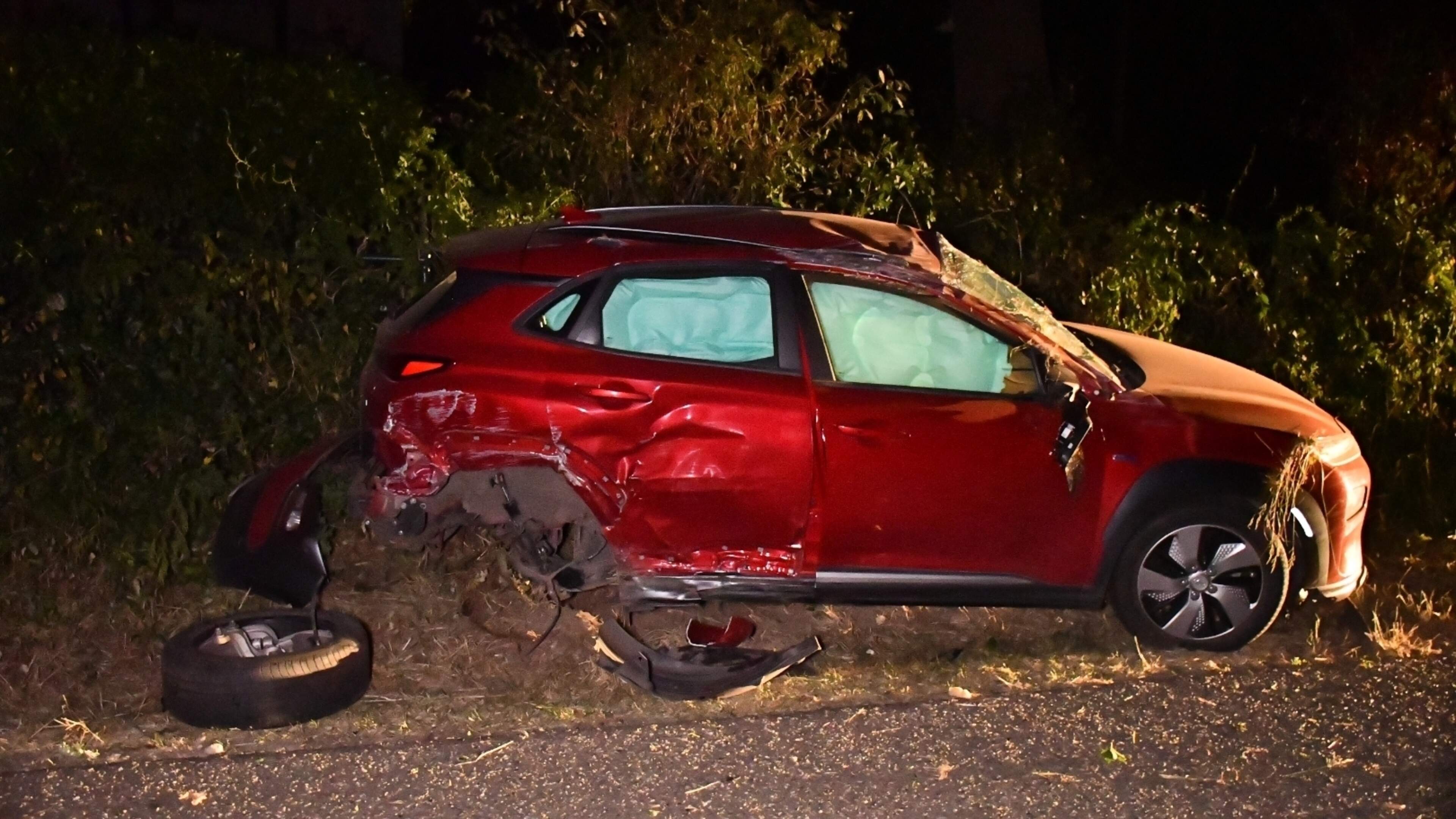 Auto vliegt uit de bocht en knalt tegen boom in Wellerlooi