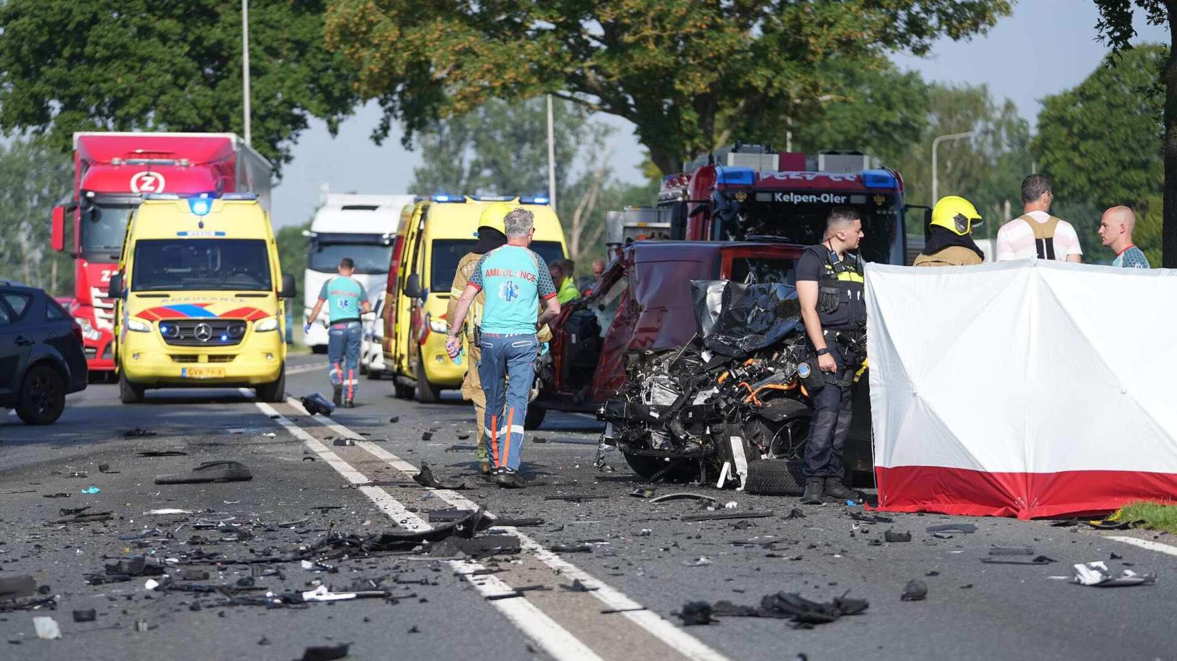 Dode bij frontale botsing tussen vrachtwagen en personenauto op N280 bij Kelpen-Oler.