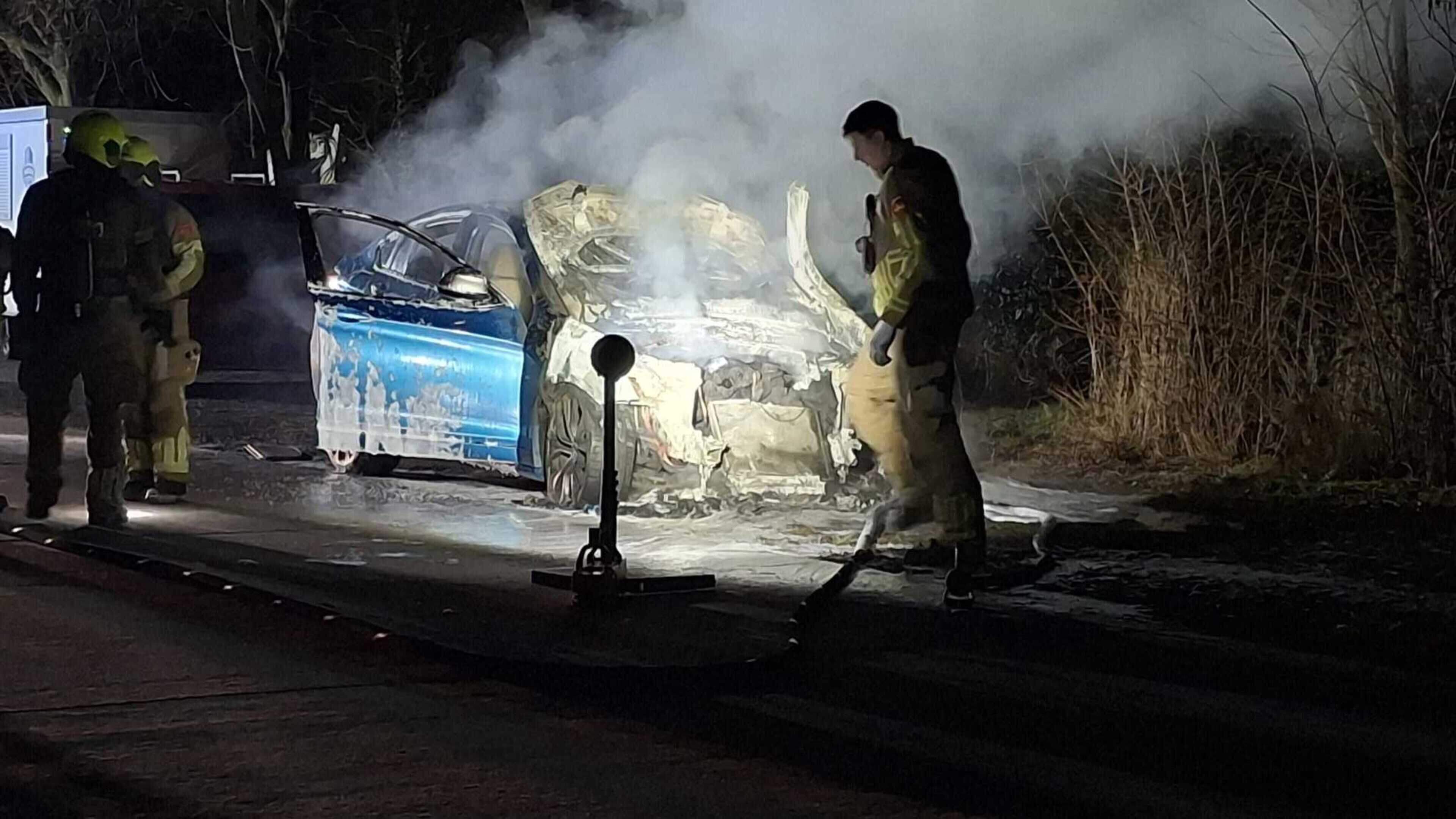Auto gaat in vlammen op in Venlo