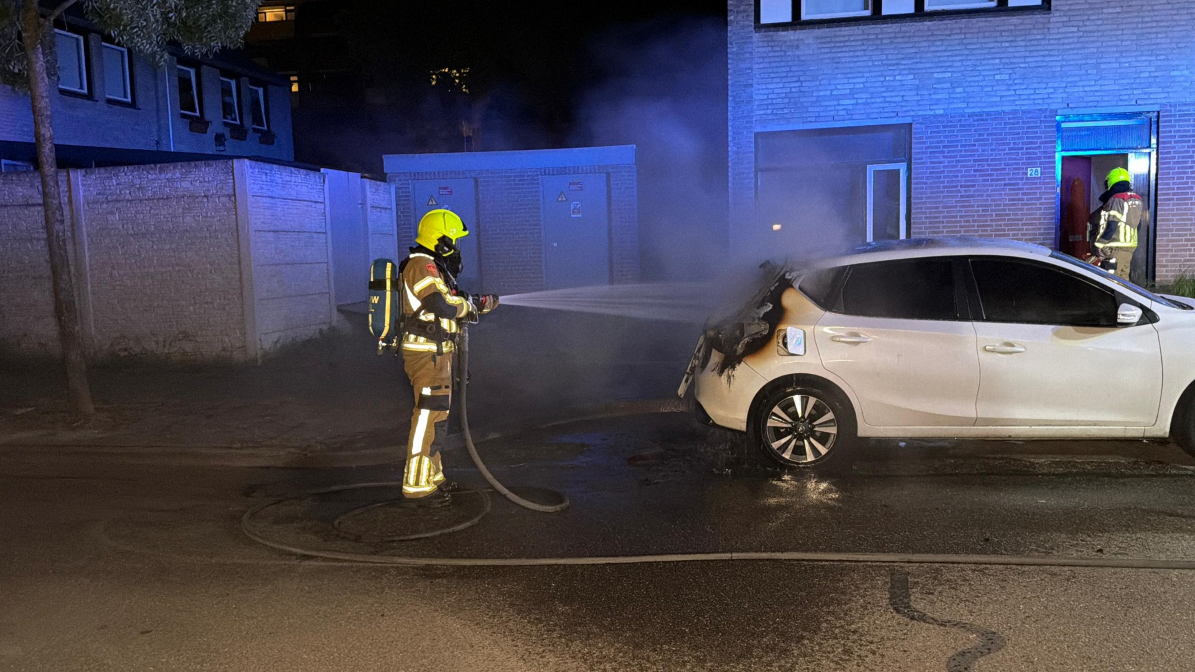 Autobrand in Maastricht: verbrande kledingsresten vermoedelijke dader gevonden